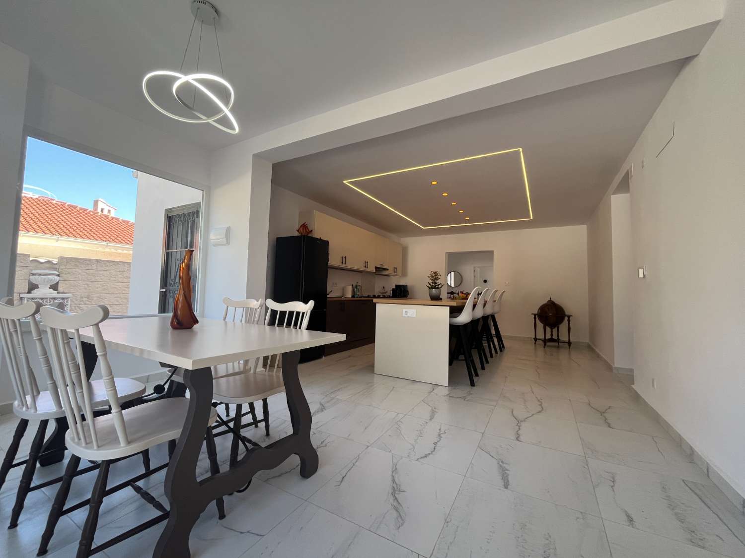 Chalet independiente con dos viviendas, piscina privada y parcela de 992 m² con vistas panorámicas al mar