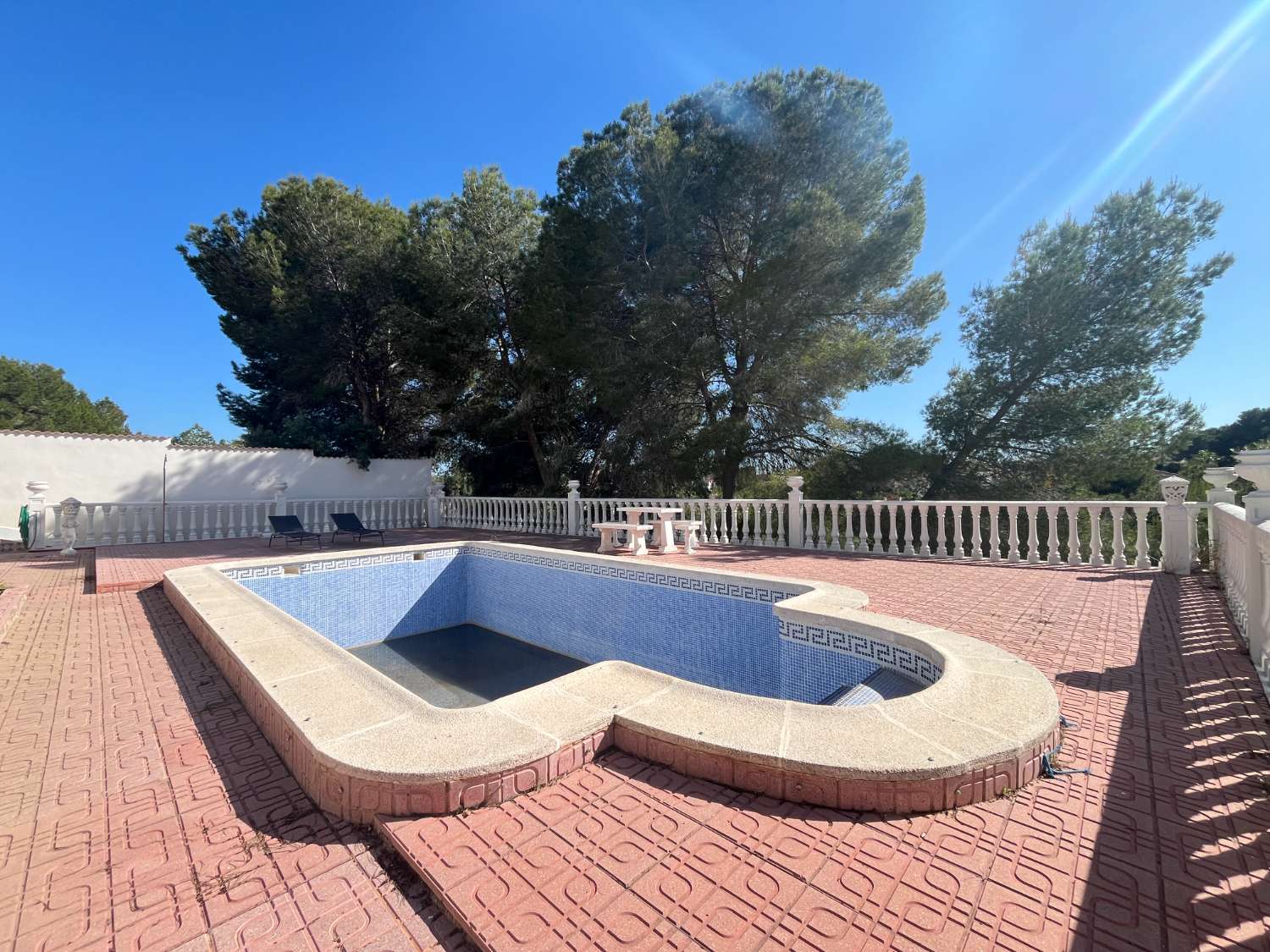 Chalet independiente con dos viviendas, piscina privada y parcela de 992 m² con vistas panorámicas al mar