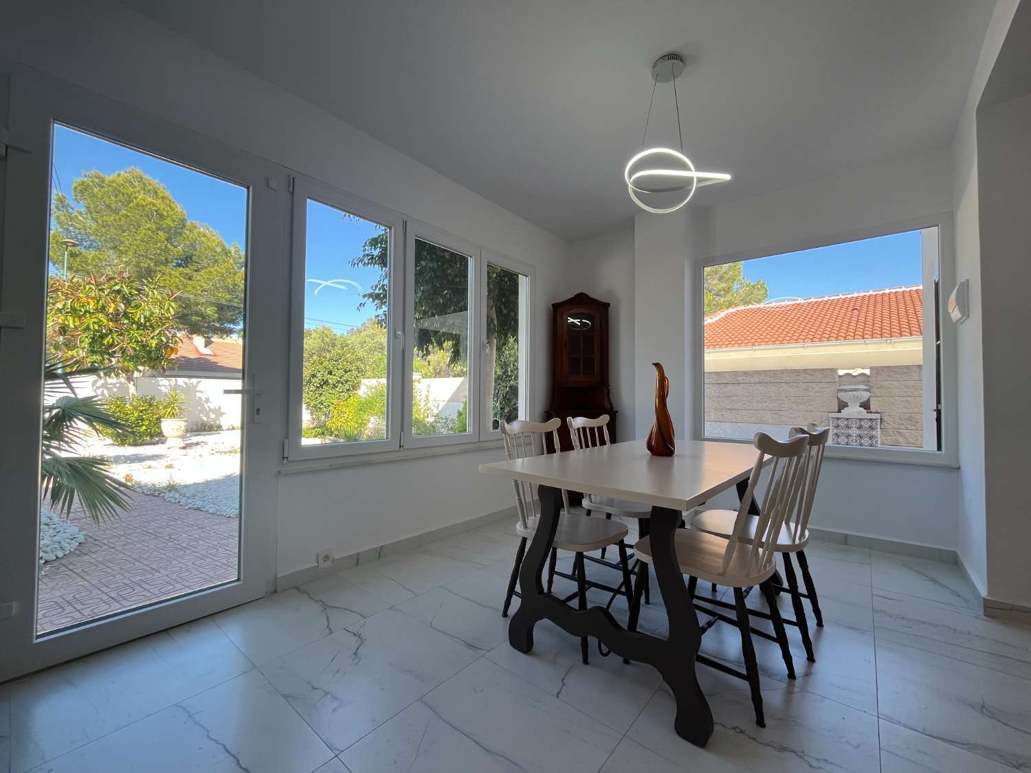 Chalet independiente con dos viviendas, piscina privada y parcela de 992 m² con vistas panorámicas al mar