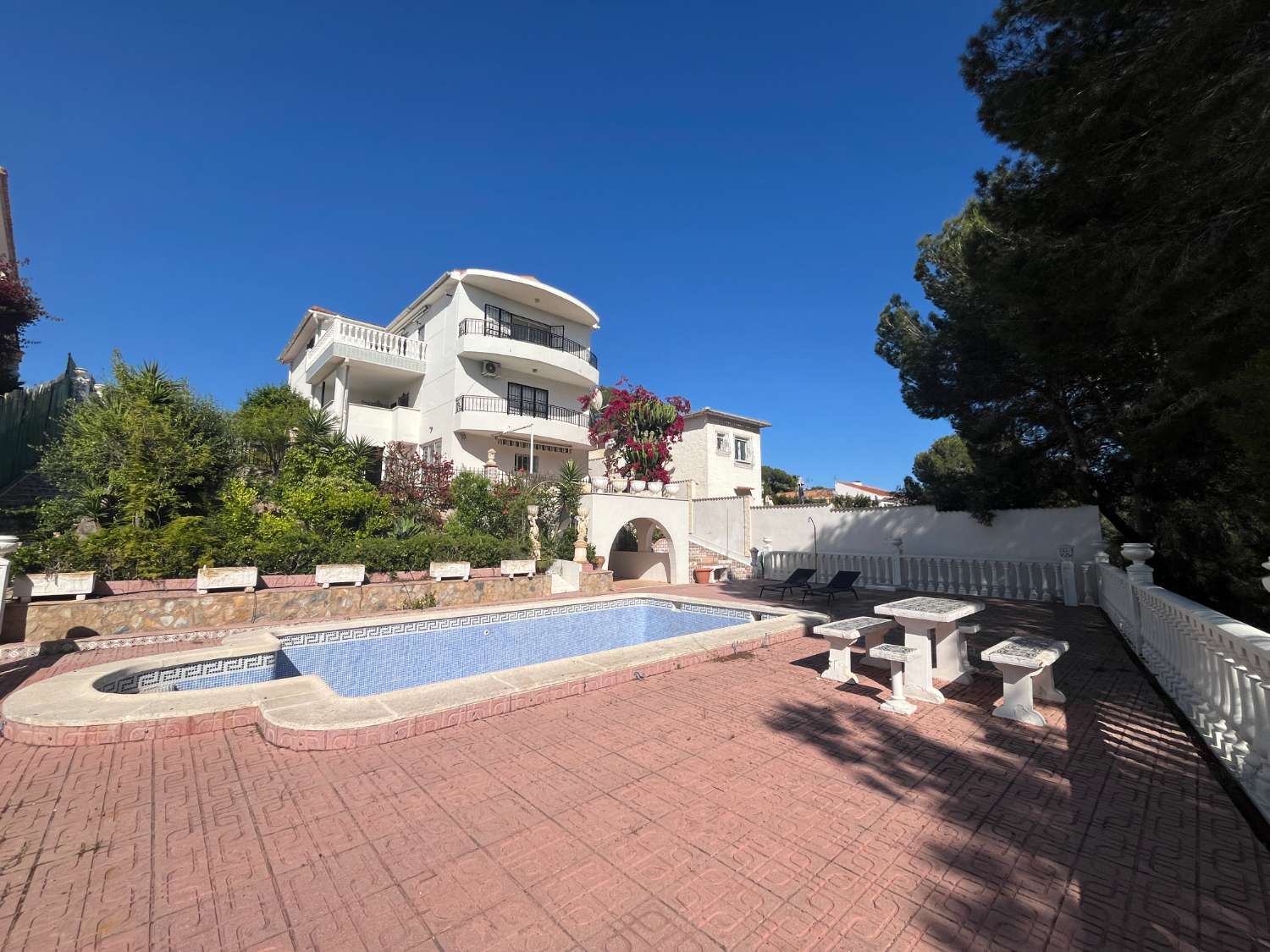 Chalet independiente con dos viviendas, piscina privada y parcela de 992 m² con vistas panorámicas al mar