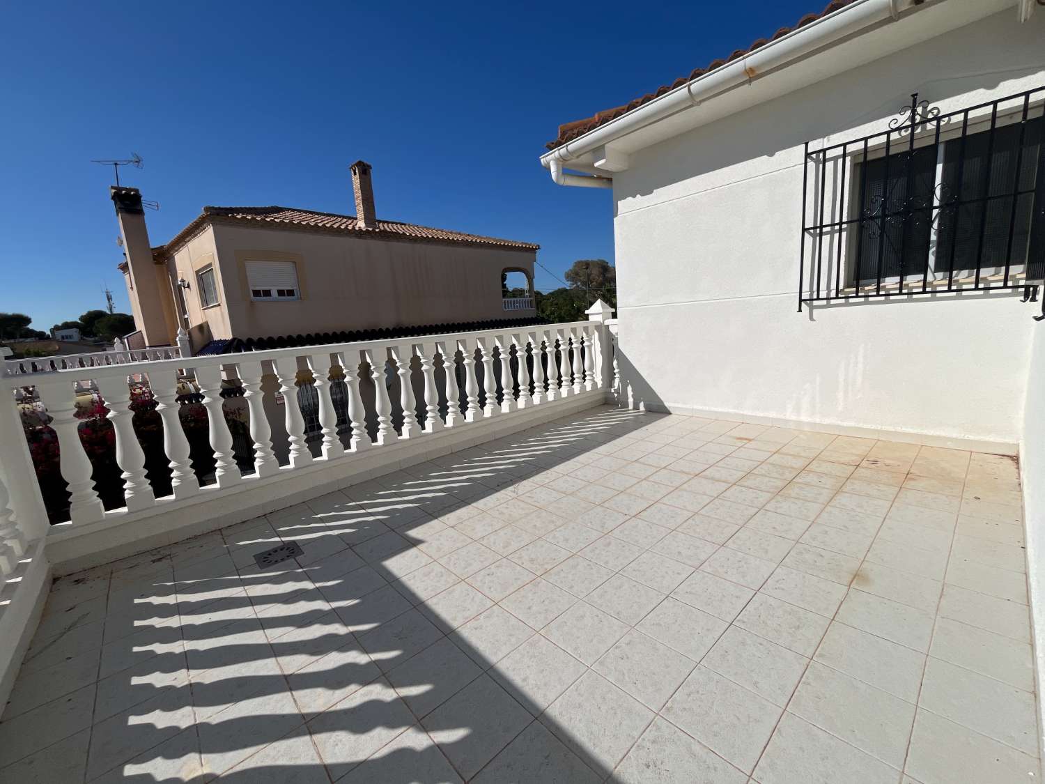 Chalet independiente con dos viviendas, piscina privada y parcela de 992 m² con vistas panorámicas al mar