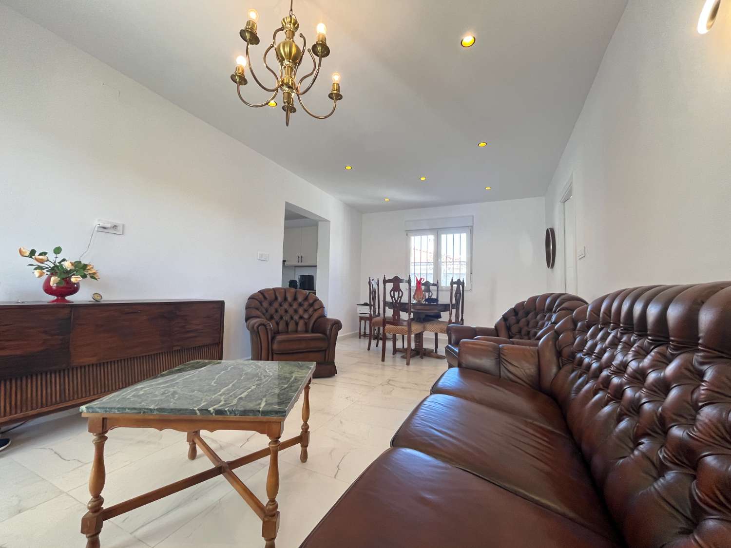 Chalet independiente con dos viviendas, piscina privada y parcela de 992 m² con vistas panorámicas al mar