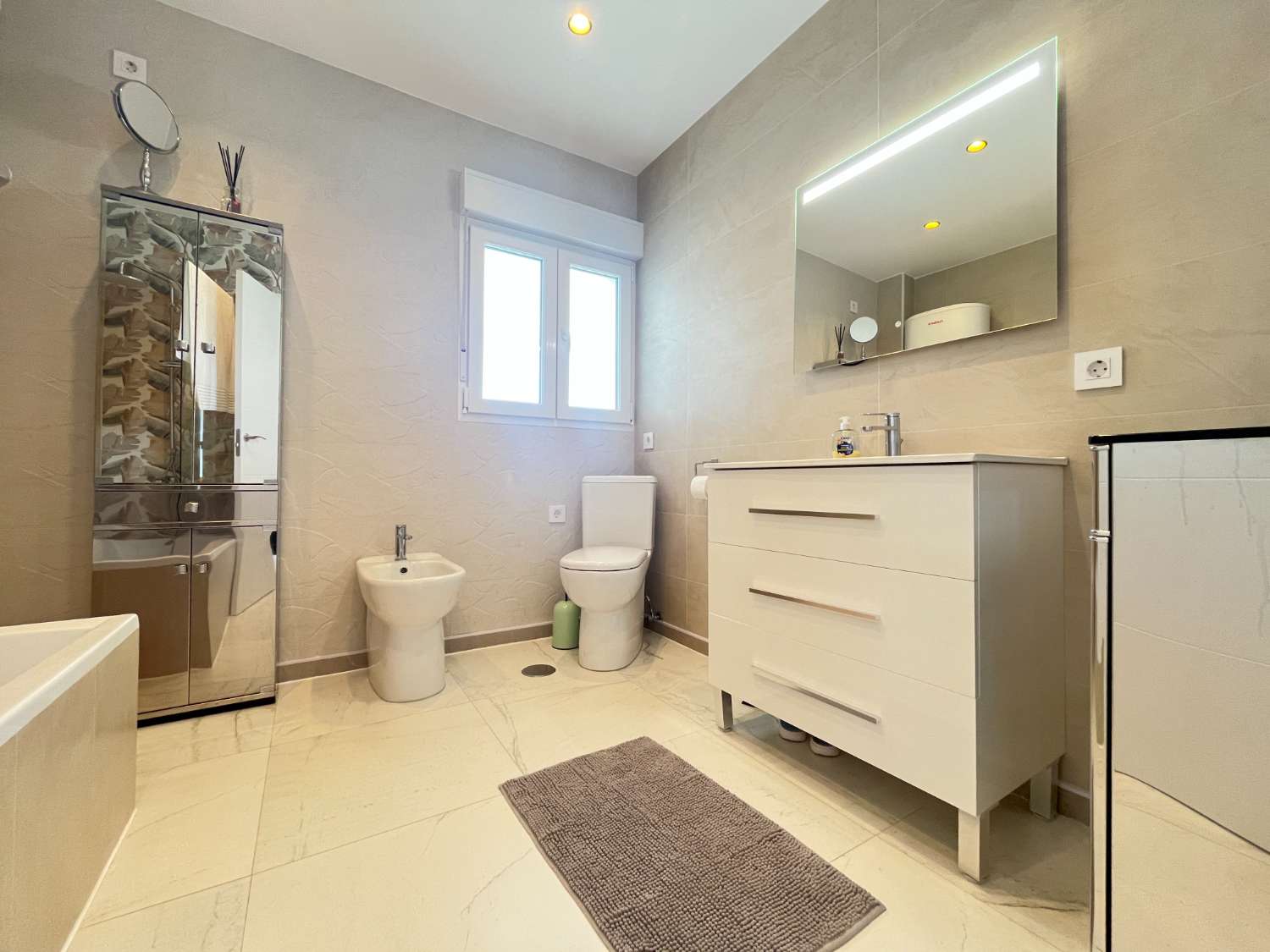 Chalet independiente con dos viviendas, piscina privada y parcela de 992 m² con vistas panorámicas al mar