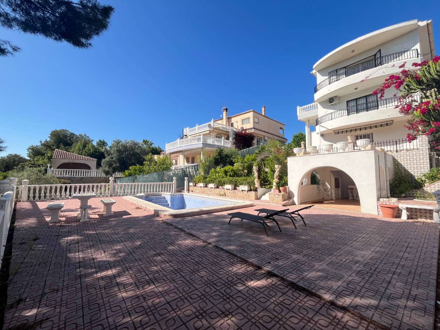 Chalet independiente con dos viviendas, piscina privada y parcela de 992 m² con vistas panorámicas al mar