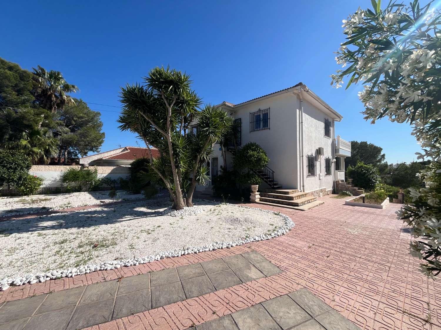 Chalet independiente con dos viviendas, piscina privada y parcela de 992 m² con vistas panorámicas al mar