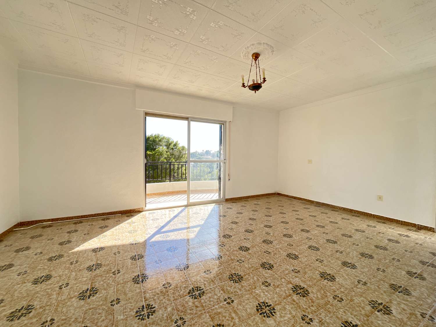 Chalet independiente con dos viviendas, piscina privada y parcela de 992 m² con vistas panorámicas al mar