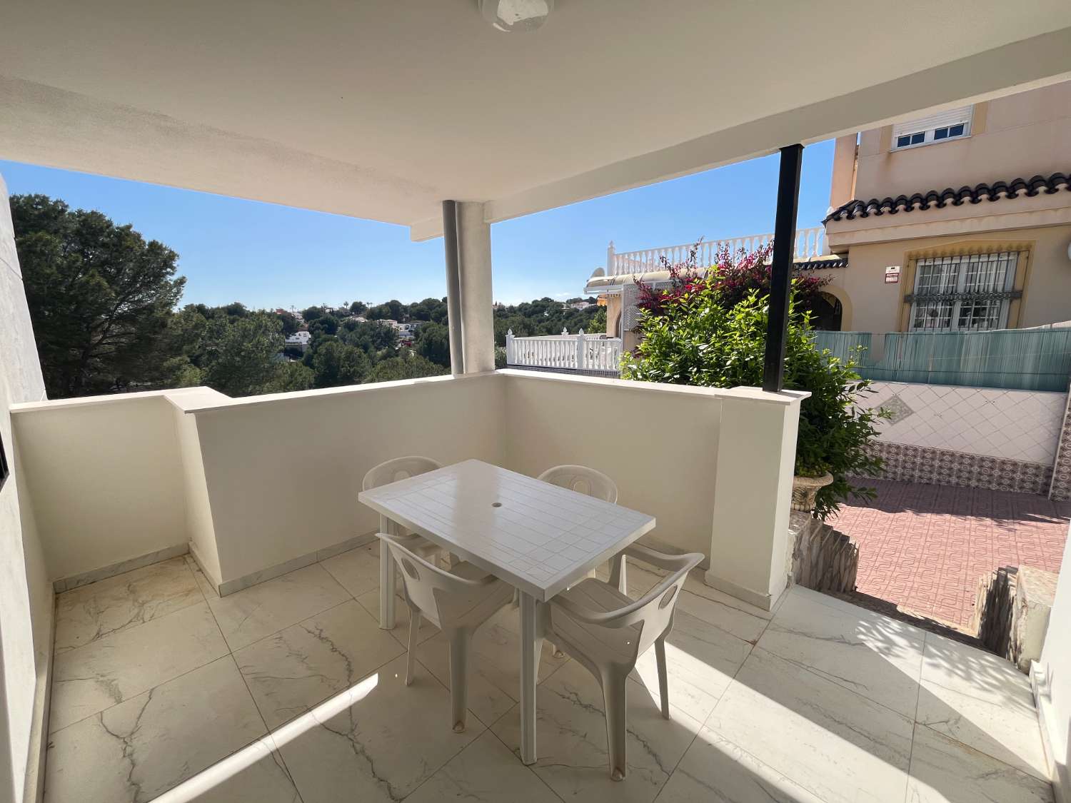 Chalet independiente con dos viviendas, piscina privada y parcela de 992 m² con vistas panorámicas al mar