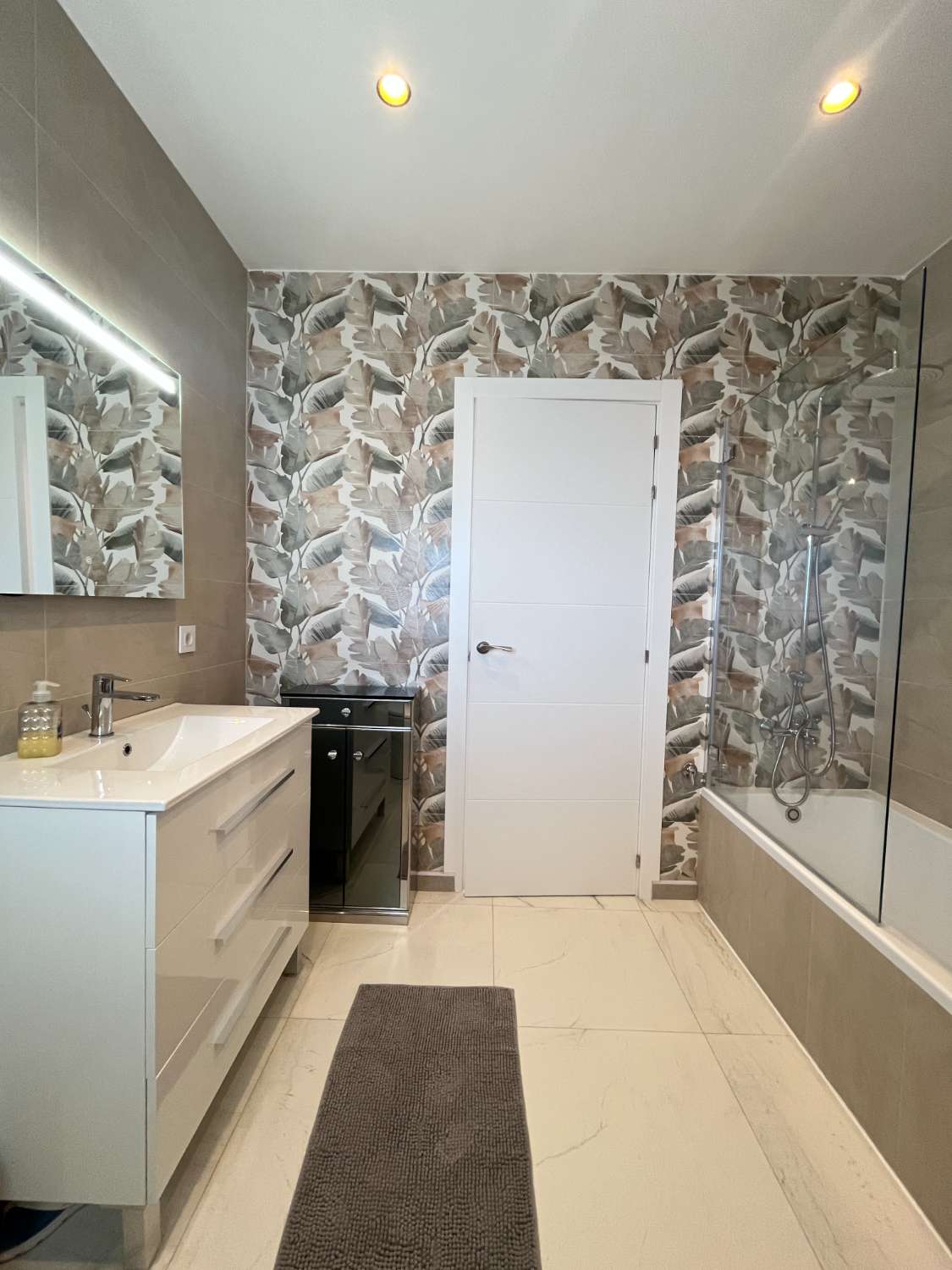 Chalet independiente con dos viviendas, piscina privada y parcela de 992 m² con vistas panorámicas al mar