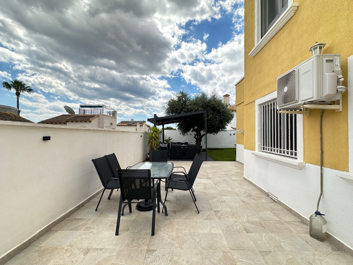 Villa independiente de 3 habitaciones con piscina en San Miguel