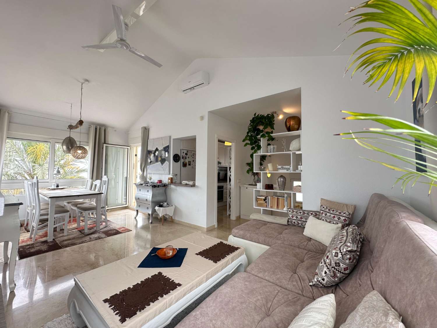 Exclusivo chalet independiente en parcela de 400 m² con piscina privada, apartamento independiente y vistas al mar