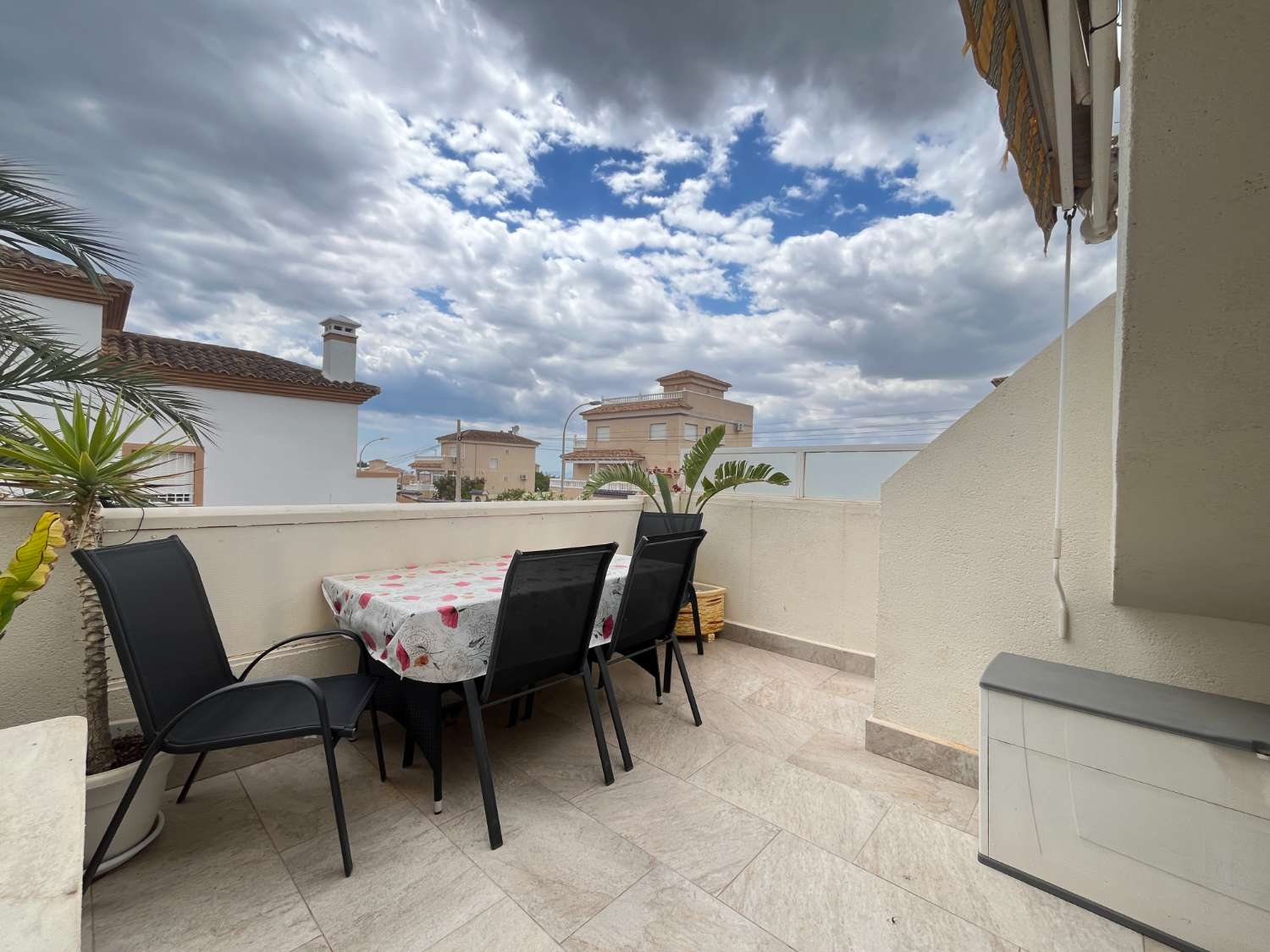 Exclusivo chalet independiente en parcela de 400 m² con piscina privada, apartamento independiente y vistas al mar