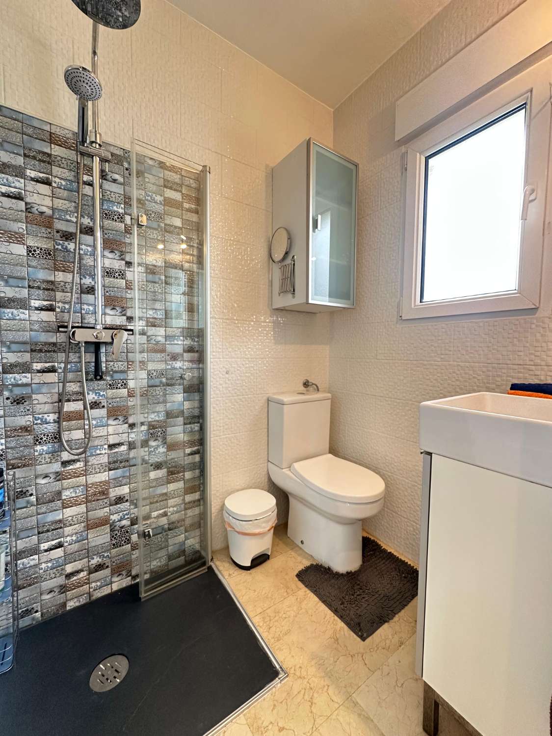 Exclusivo chalet independiente en parcela de 400 m² con piscina privada, apartamento independiente y vistas al mar