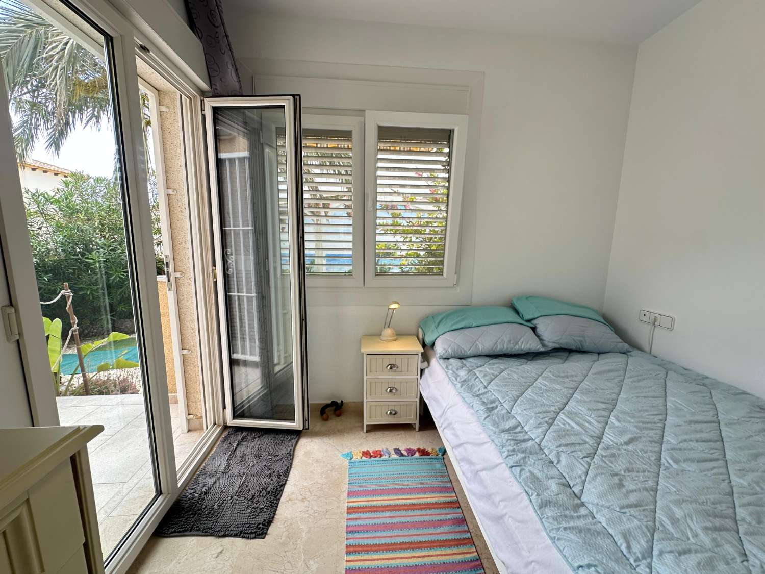 Exclusivo chalet independiente en parcela de 400 m² con piscina privada, apartamento independiente y vistas al mar