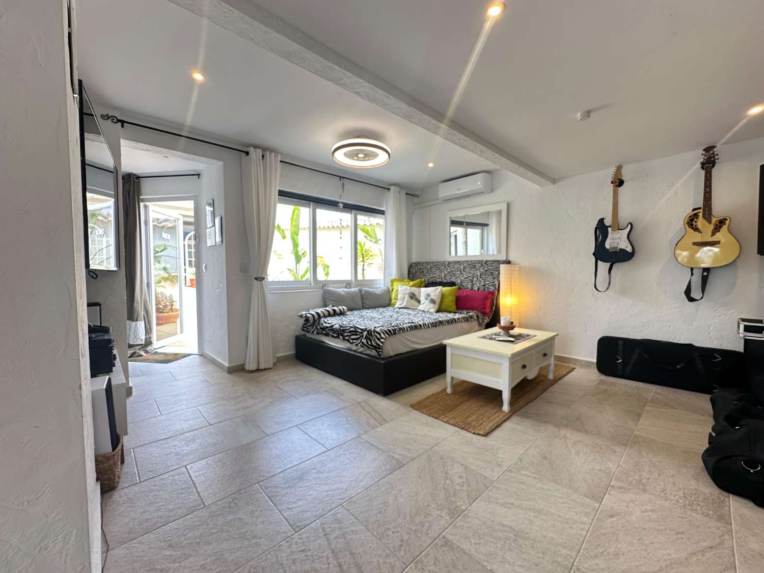 Exclusivo chalet independiente en parcela de 400 m² con piscina privada, apartamento independiente y vistas al mar
