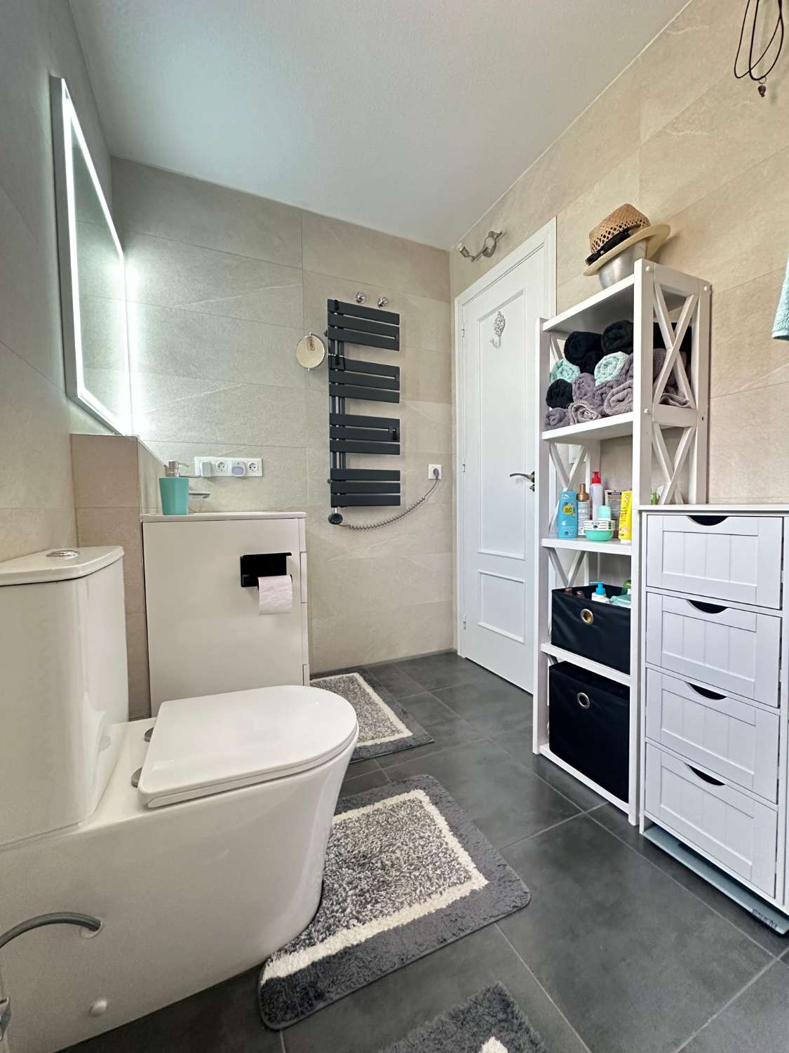 Exclusivo chalet independiente en parcela de 400 m² con piscina privada, apartamento independiente y vistas al mar