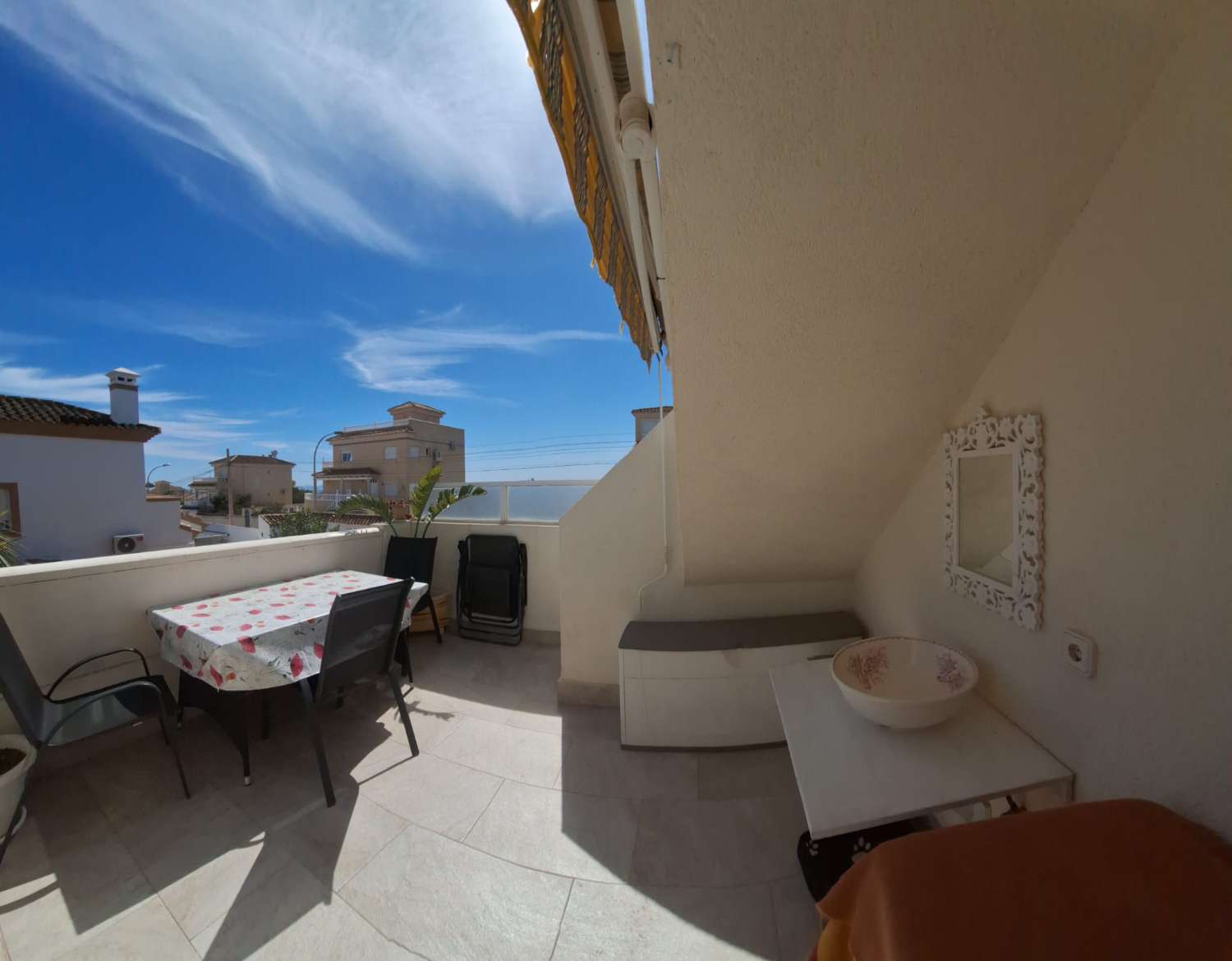 Exclusivo chalet independiente en parcela de 400 m² con piscina privada, apartamento independiente y vistas al mar