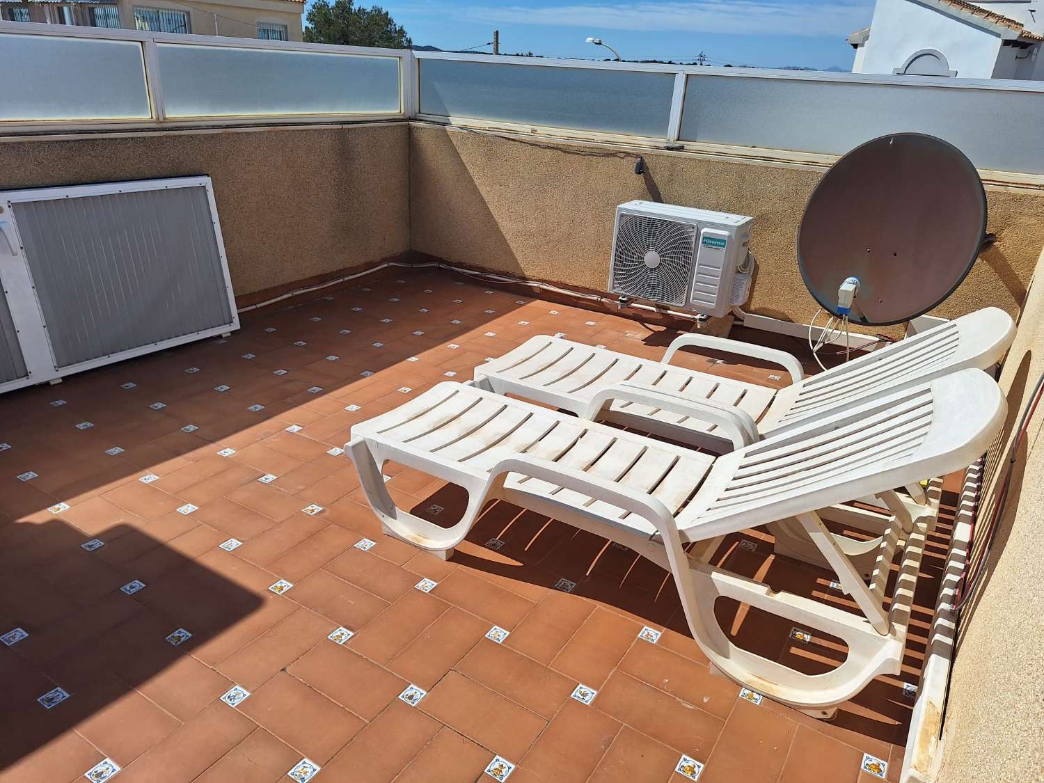 Exclusivo chalet independiente en parcela de 400 m² con piscina privada, apartamento independiente y vistas al mar