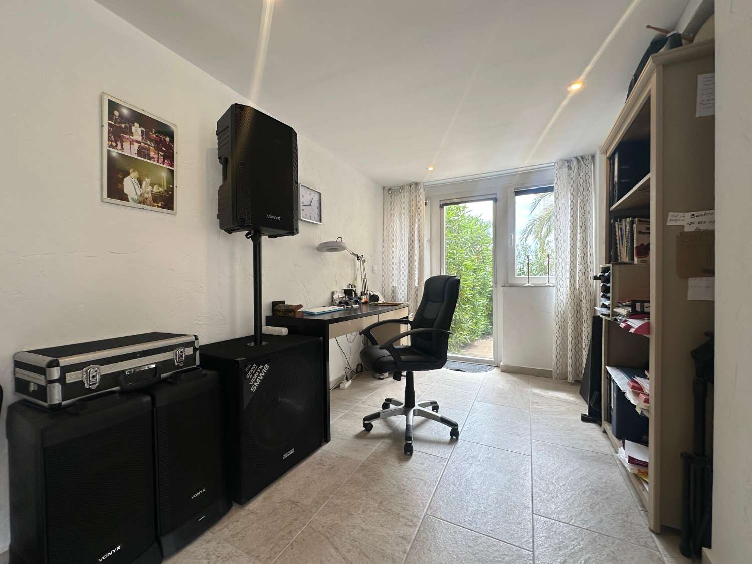 Exclusivo chalet independiente en parcela de 400 m² con piscina privada, apartamento independiente y vistas al mar