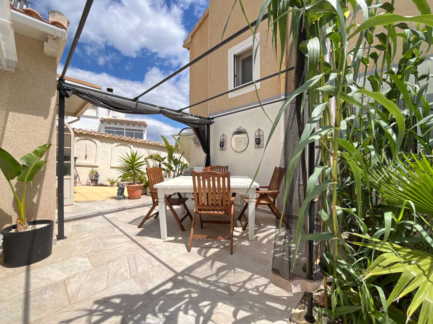 Exclusivo chalet independiente en parcela de 400 m² con piscina privada, apartamento independiente y vistas al mar