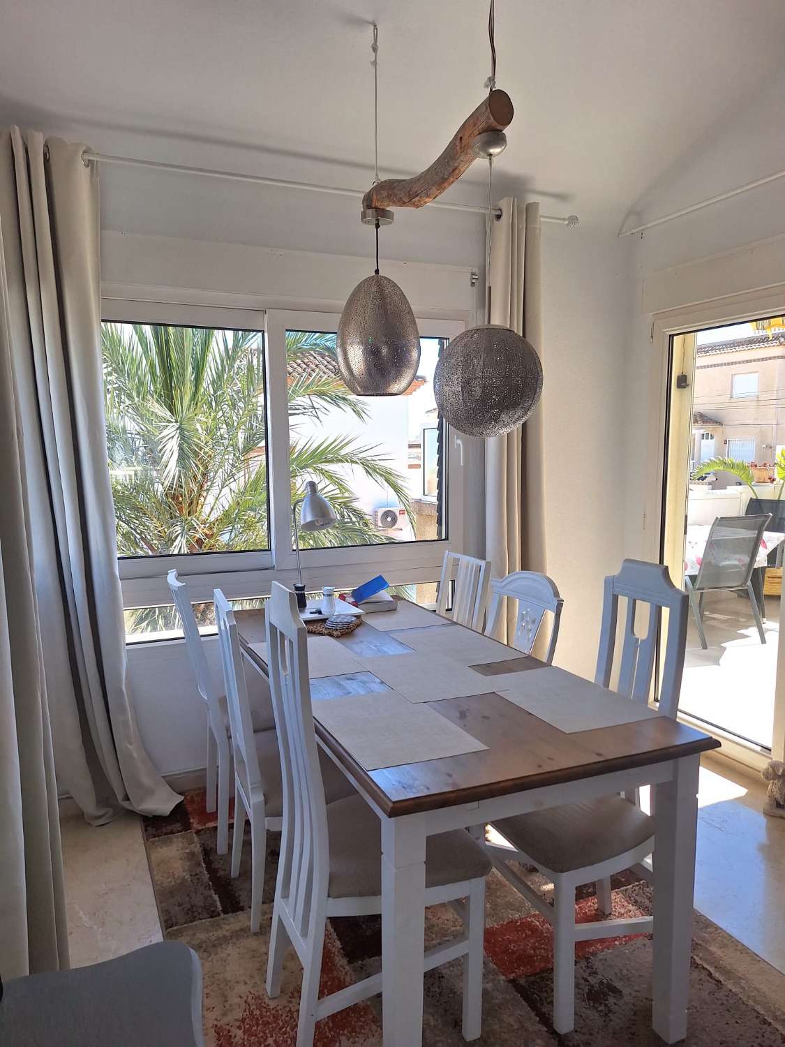 Exclusivo chalet independiente en parcela de 400 m² con piscina privada, apartamento independiente y vistas al mar