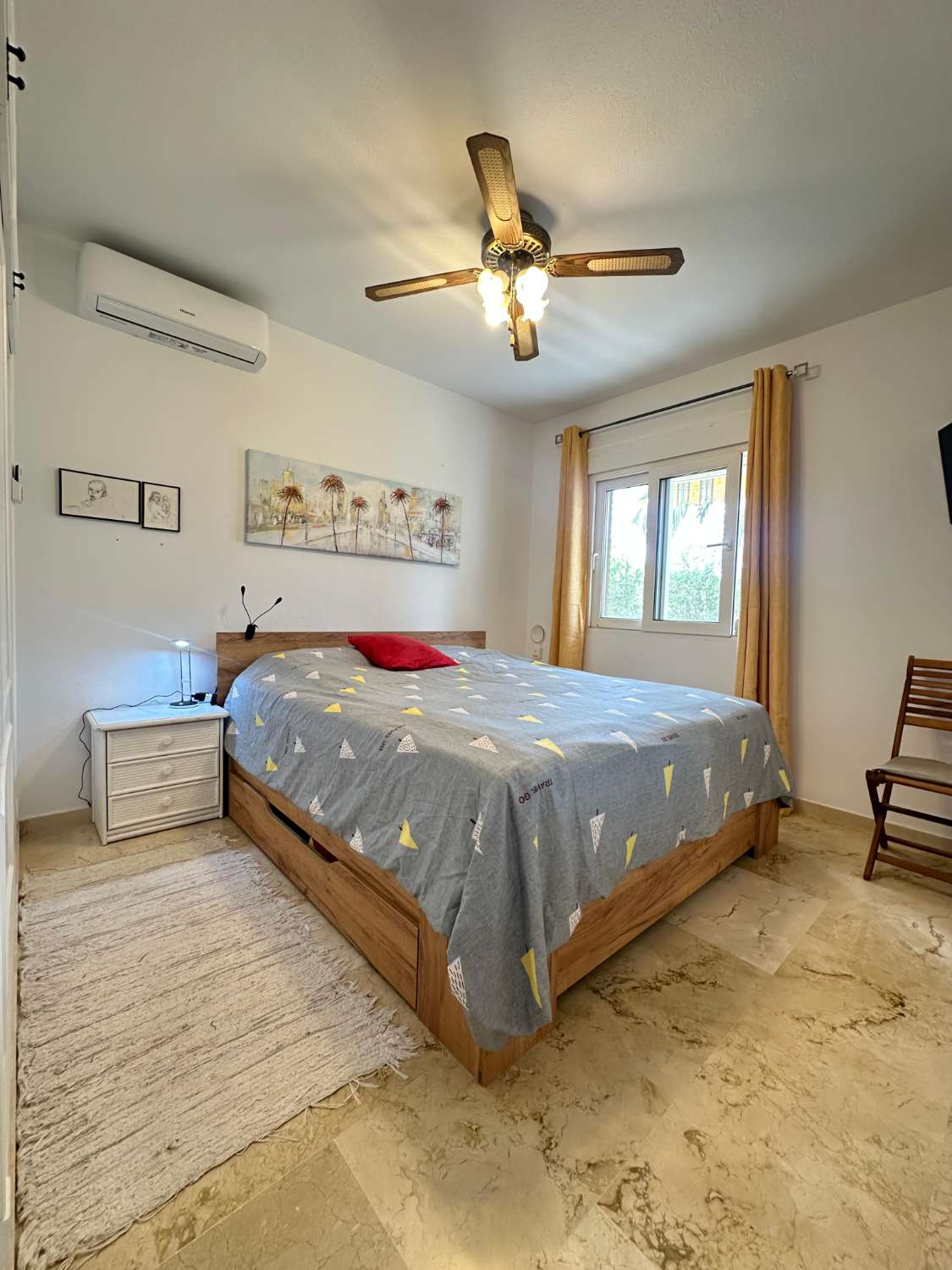 Exclusivo chalet independiente en parcela de 400 m² con piscina privada, apartamento independiente y vistas al mar