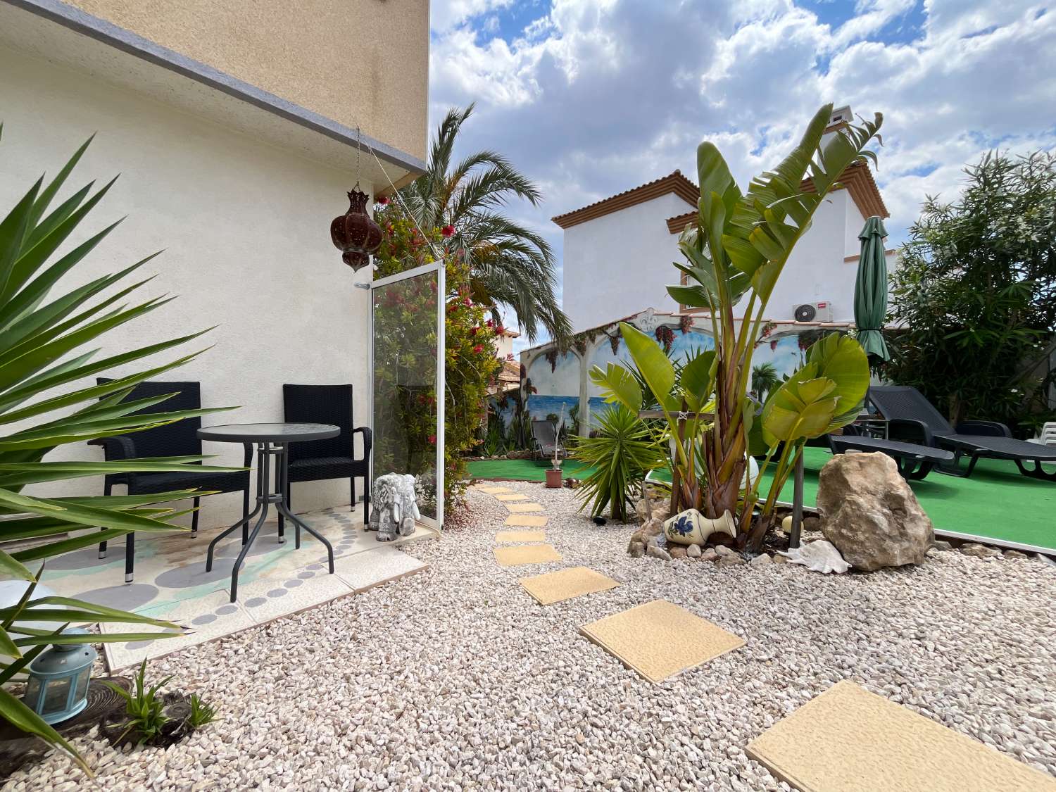 Exclusivo chalet independiente en parcela de 400 m² con piscina privada, apartamento independiente y vistas al mar