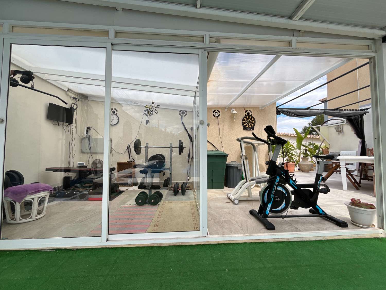 Exclusivo chalet independiente en parcela de 400 m² con piscina privada, apartamento independiente y vistas al mar