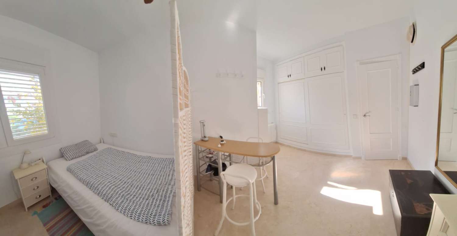 Exclusivo chalet independiente en parcela de 400 m² con piscina privada, apartamento independiente y vistas al mar