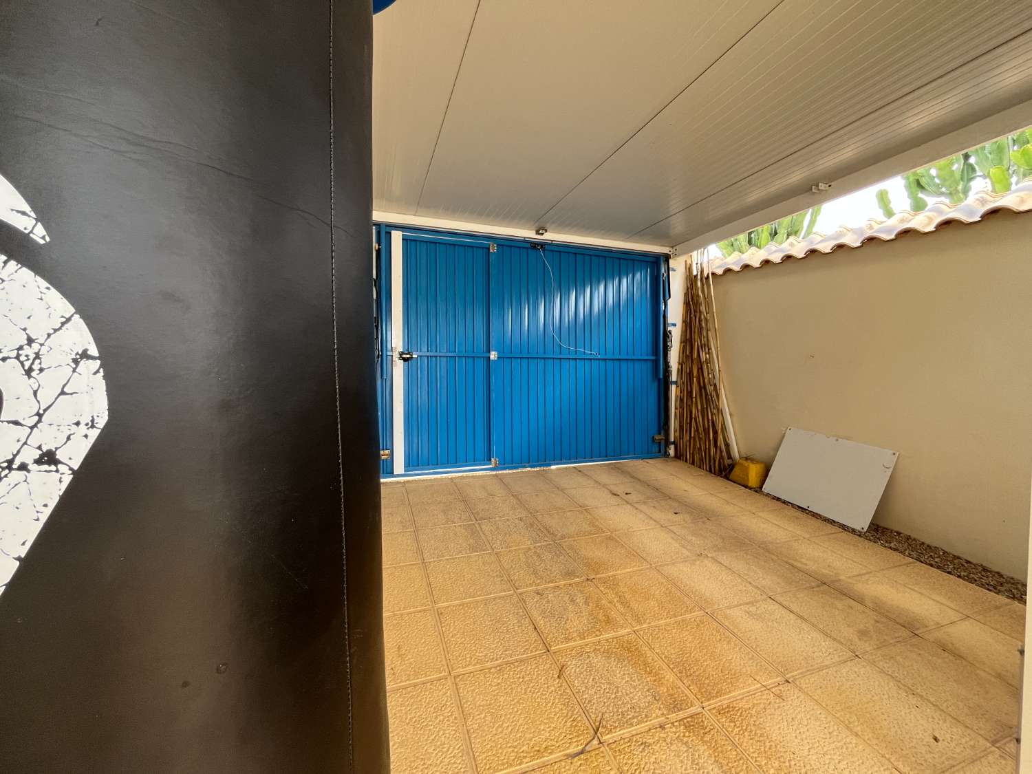 Exclusivo chalet independiente en parcela de 400 m² con piscina privada, apartamento independiente y vistas al mar