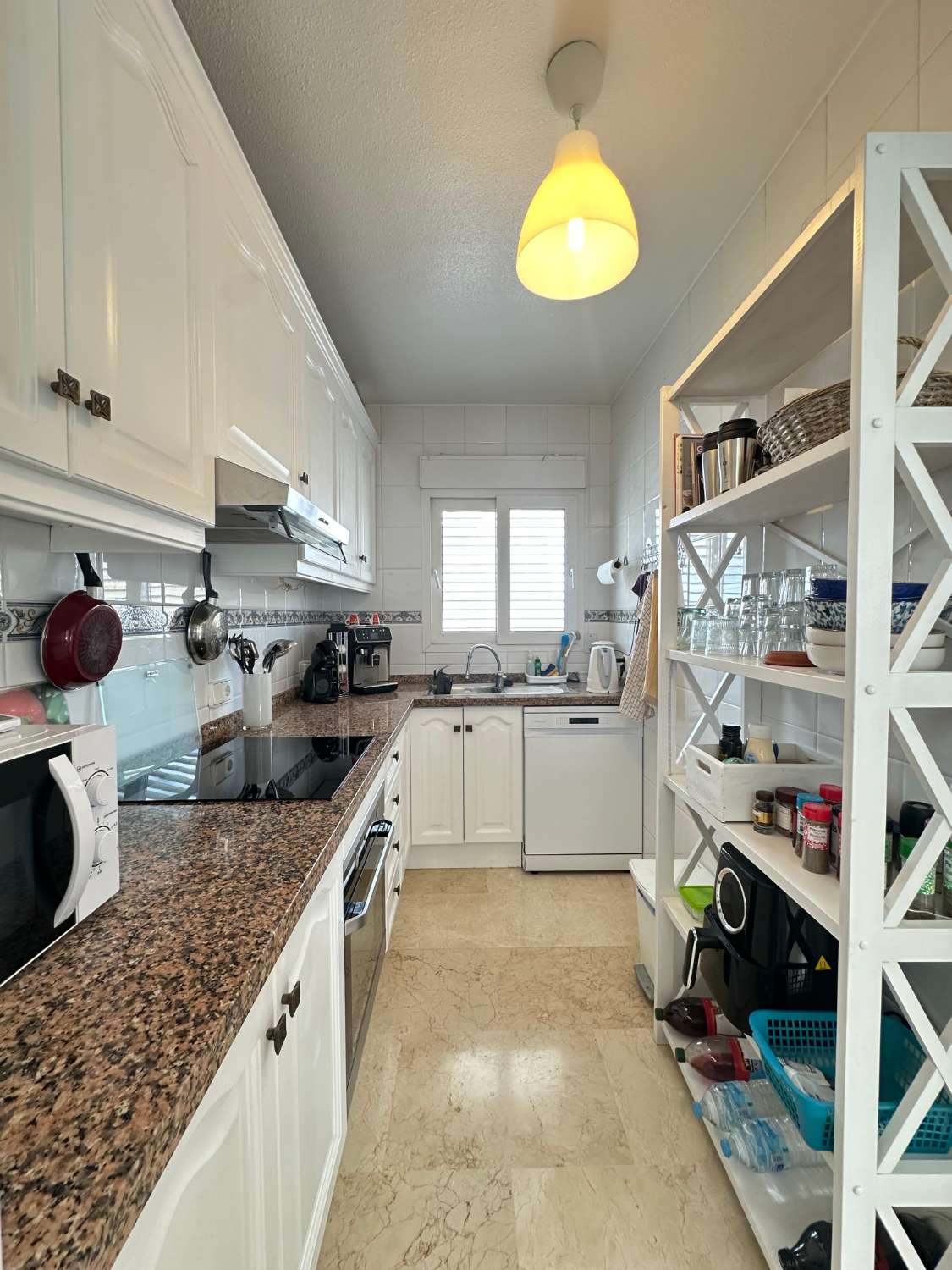 Exclusivo chalet independiente en parcela de 400 m² con piscina privada, apartamento independiente y vistas al mar