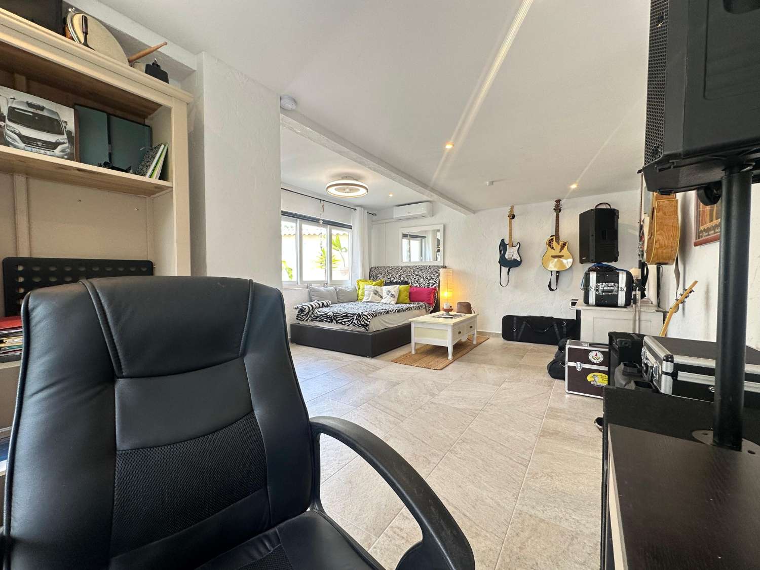 Exclusivo chalet independiente en parcela de 400 m² con piscina privada, apartamento independiente y vistas al mar
