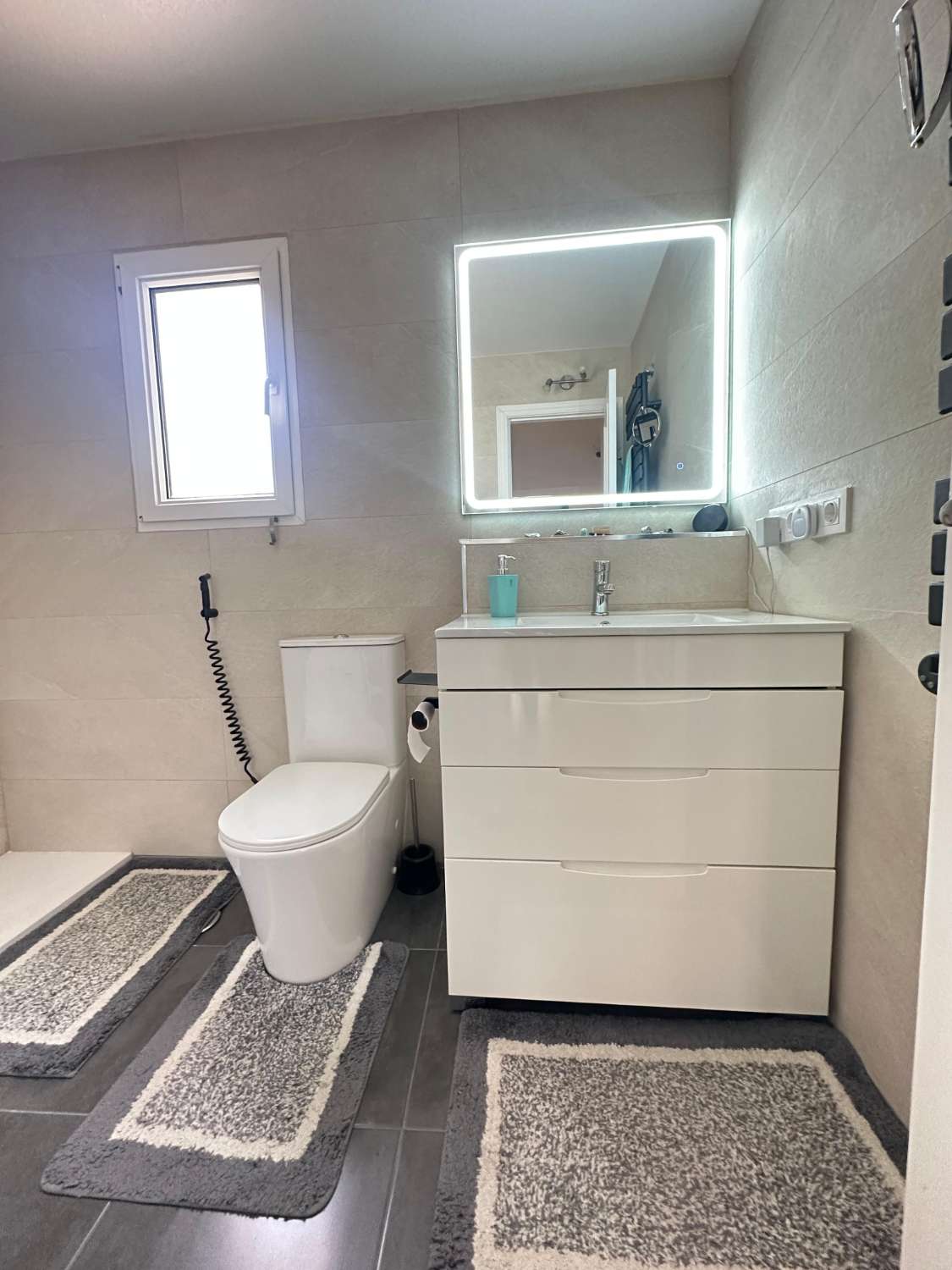 Exclusivo chalet independiente en parcela de 400 m² con piscina privada, apartamento independiente y vistas al mar