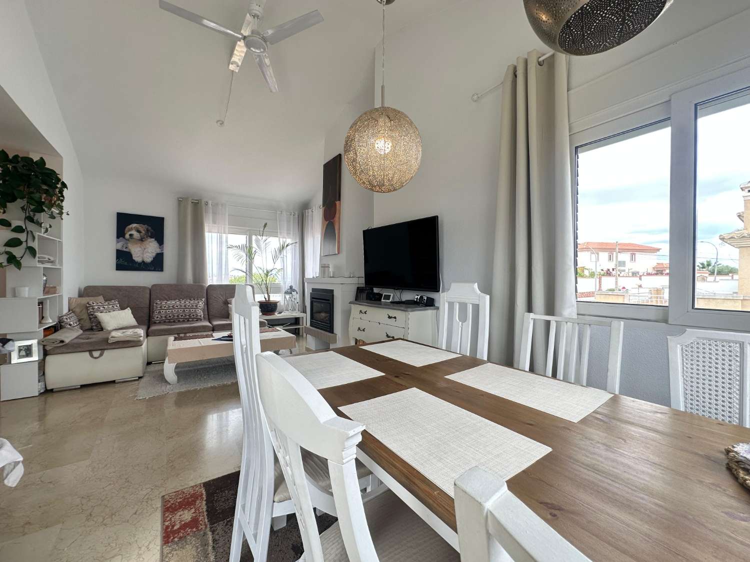 Exclusivo chalet independiente en parcela de 400 m² con piscina privada, apartamento independiente y vistas al mar