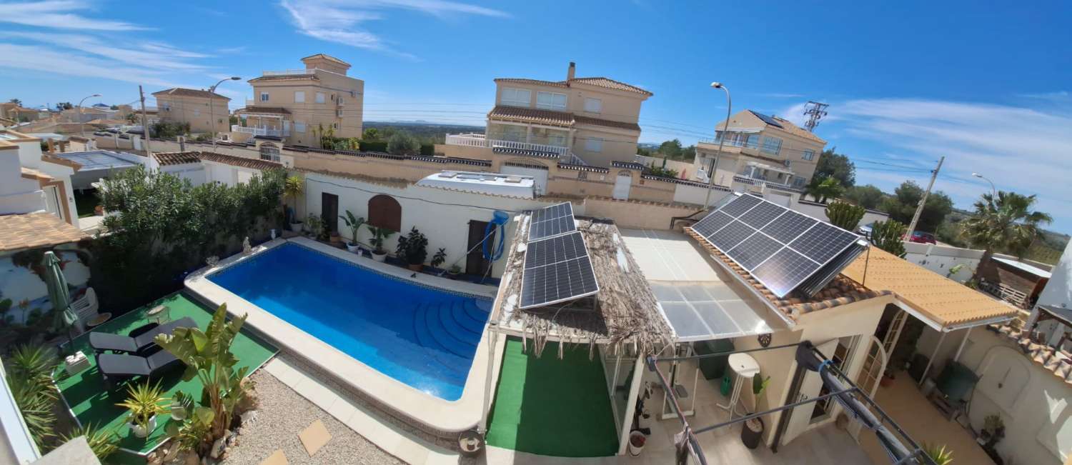 Exclusivo chalet independiente en parcela de 400 m² con piscina privada, apartamento independiente y vistas al mar