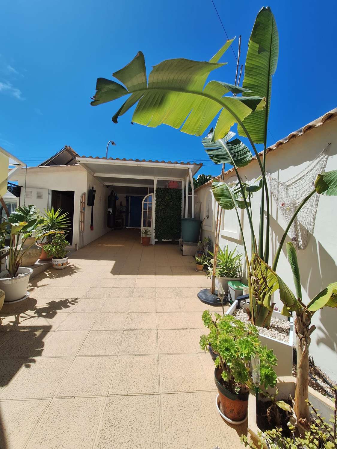 Exclusivo chalet independiente en parcela de 400 m² con piscina privada, apartamento independiente y vistas al mar