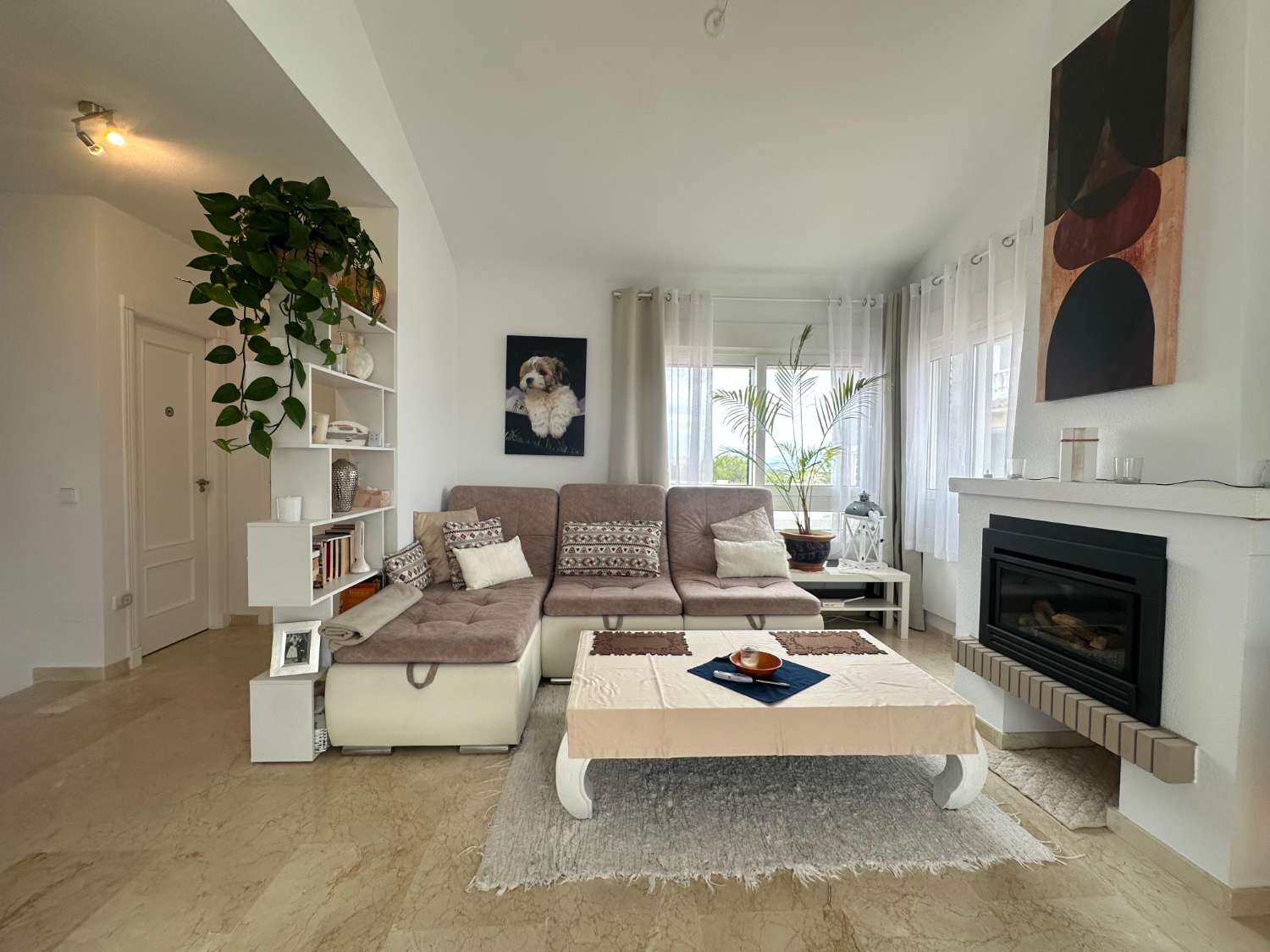 Exclusivo chalet independiente en parcela de 400 m² con piscina privada, apartamento independiente y vistas al mar