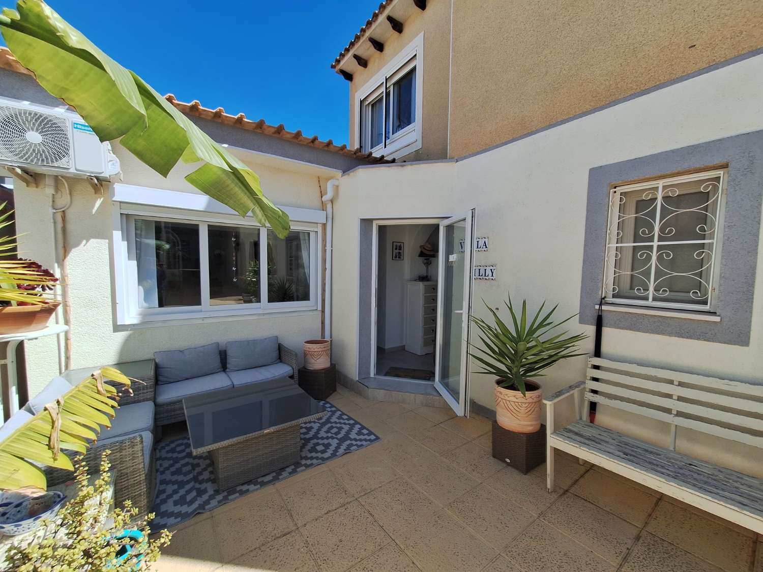 Exclusivo chalet independiente en parcela de 400 m² con piscina privada, apartamento independiente y vistas al mar