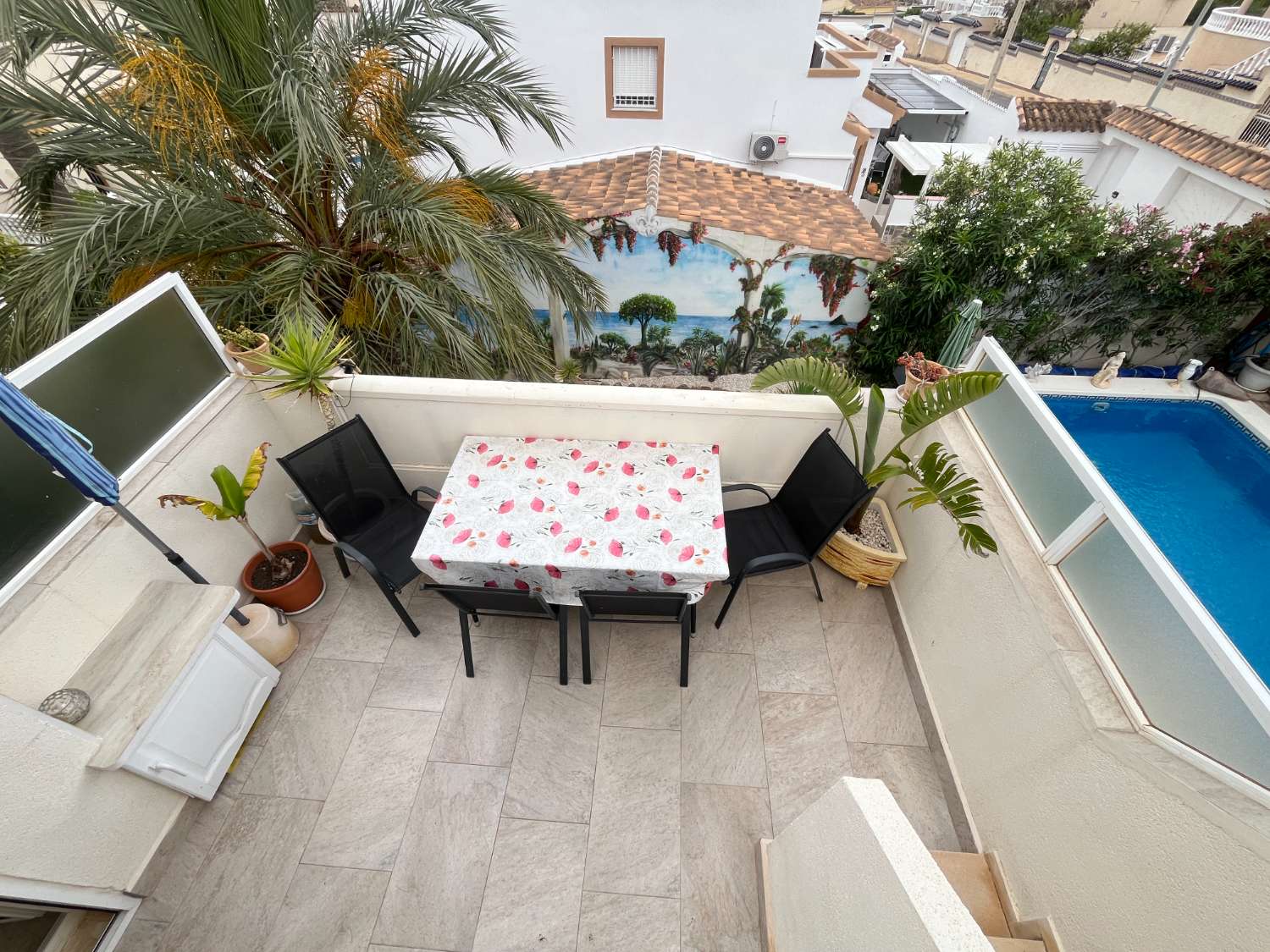 Exclusivo chalet independiente en parcela de 400 m² con piscina privada, apartamento independiente y vistas al mar
