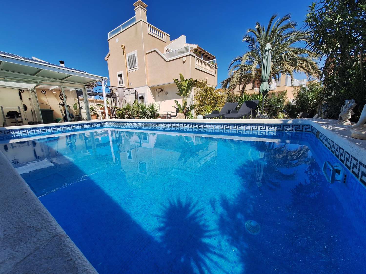 Exclusivo chalet independiente en parcela de 400 m² con piscina privada, apartamento independiente y vistas al mar