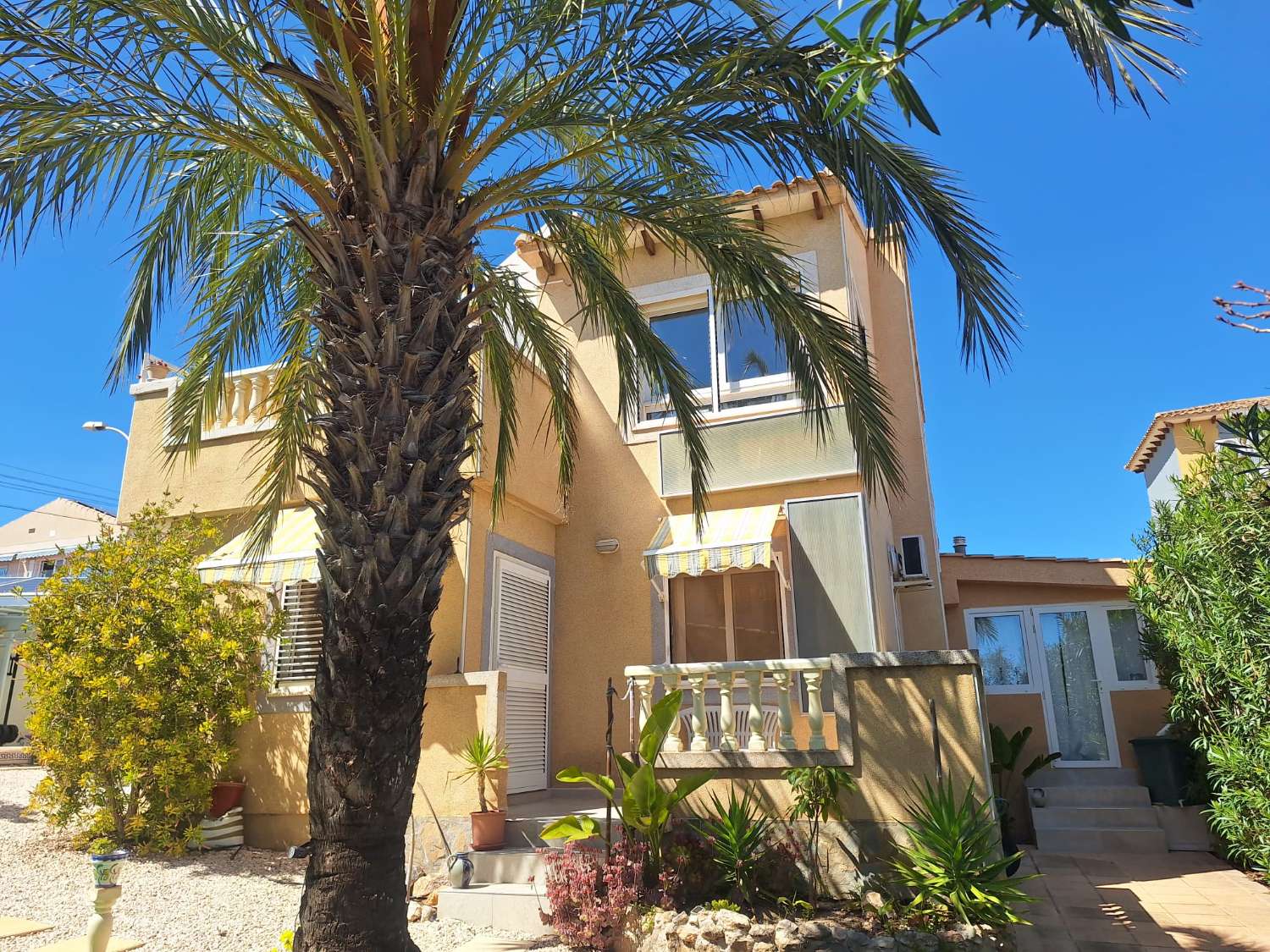 Exclusivo chalet independiente en parcela de 400 m² con piscina privada, apartamento independiente y vistas al mar