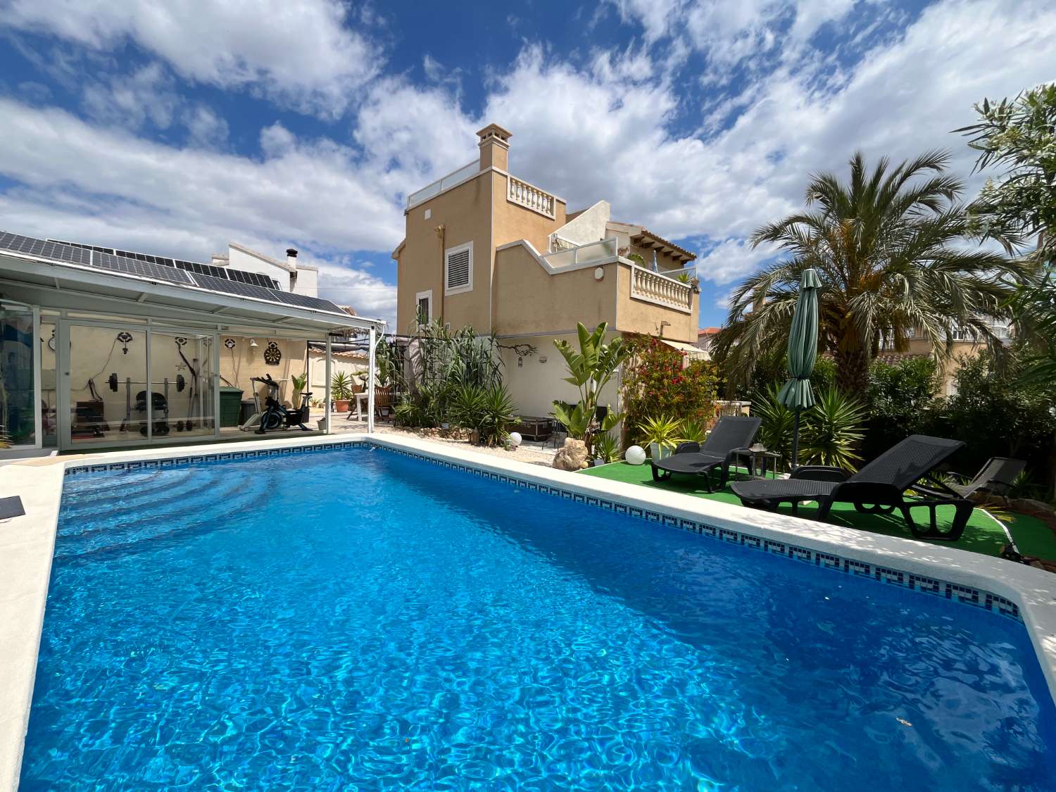 Exclusivo chalet independiente en parcela de 400 m² con piscina privada, apartamento independiente y vistas al mar