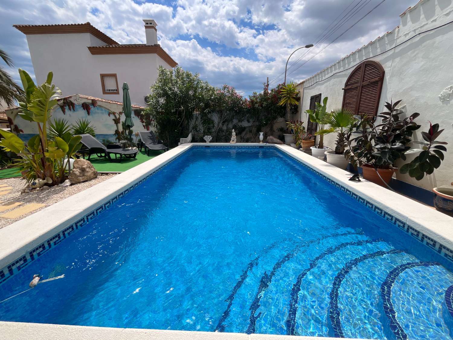 Exclusivo chalet independiente en parcela de 400 m² con piscina privada, apartamento independiente y vistas al mar