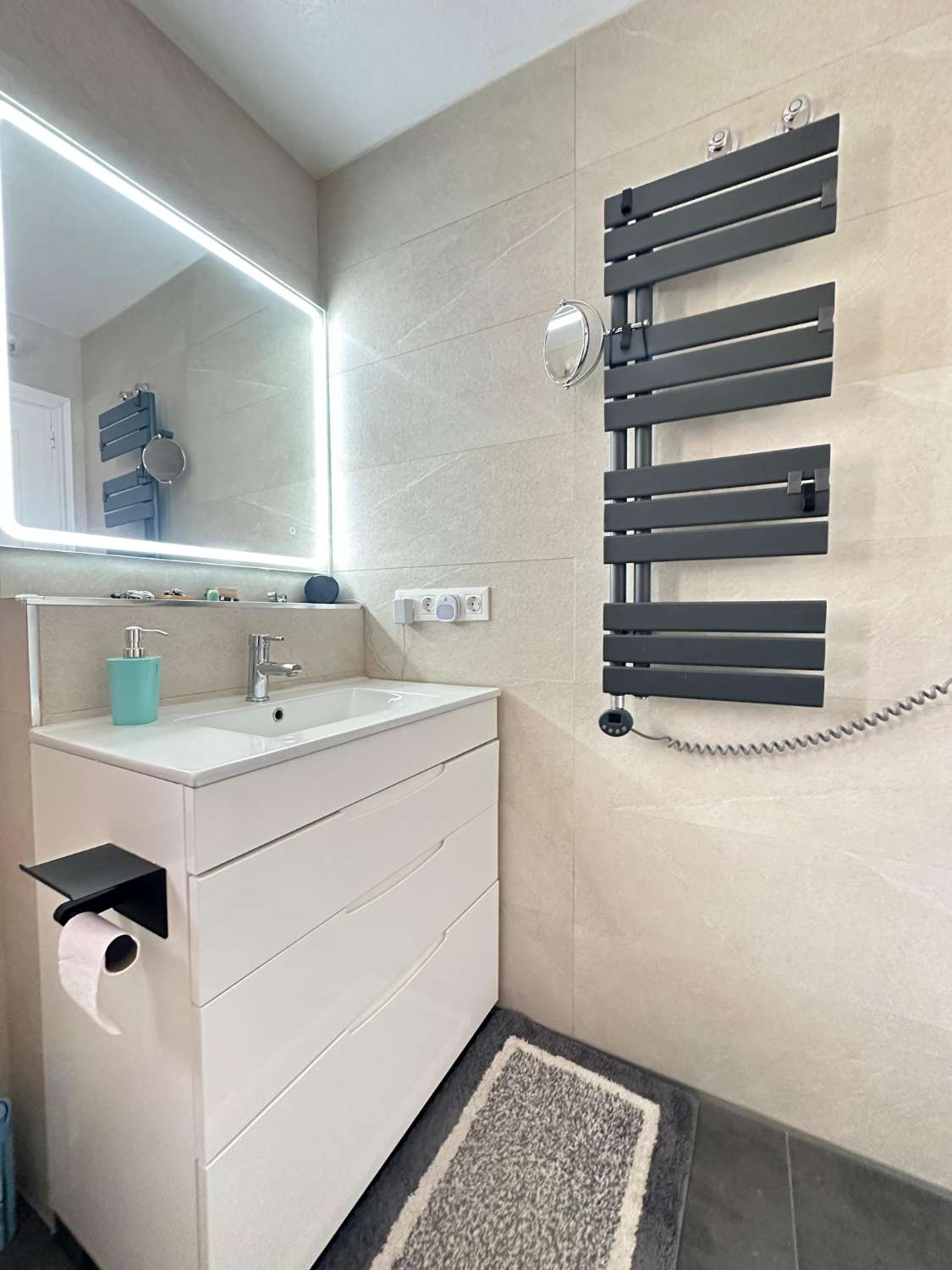 Exclusivo chalet independiente en parcela de 400 m² con piscina privada, apartamento independiente y vistas al mar