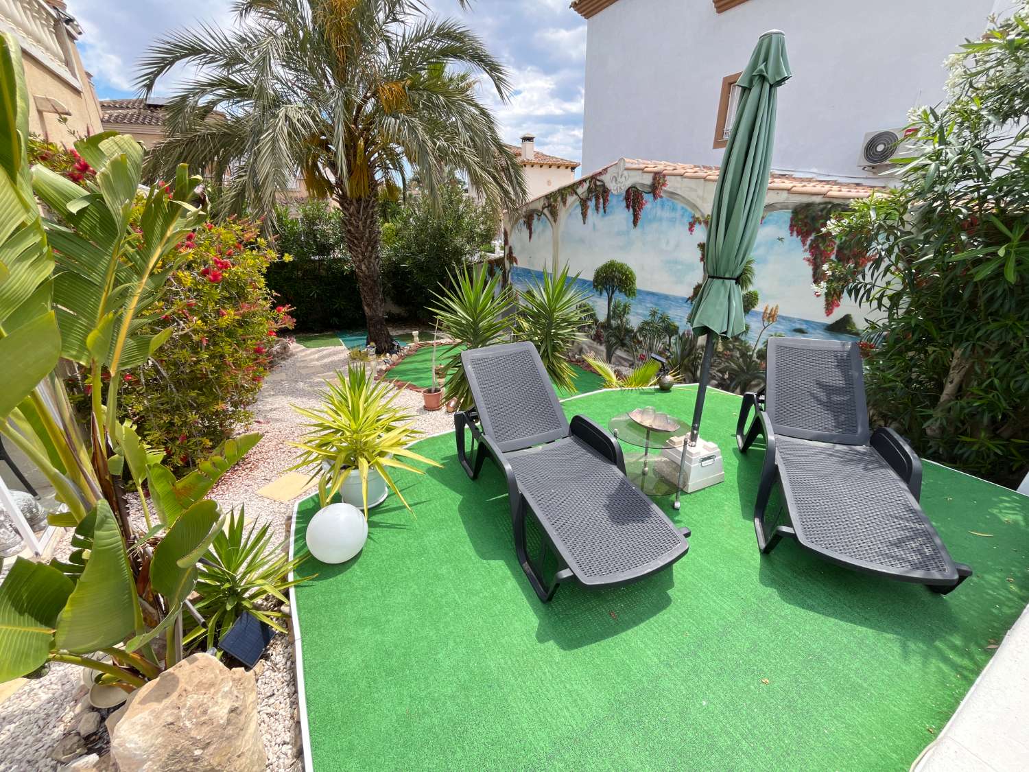 Exclusivo chalet independiente en parcela de 400 m² con piscina privada, apartamento independiente y vistas al mar