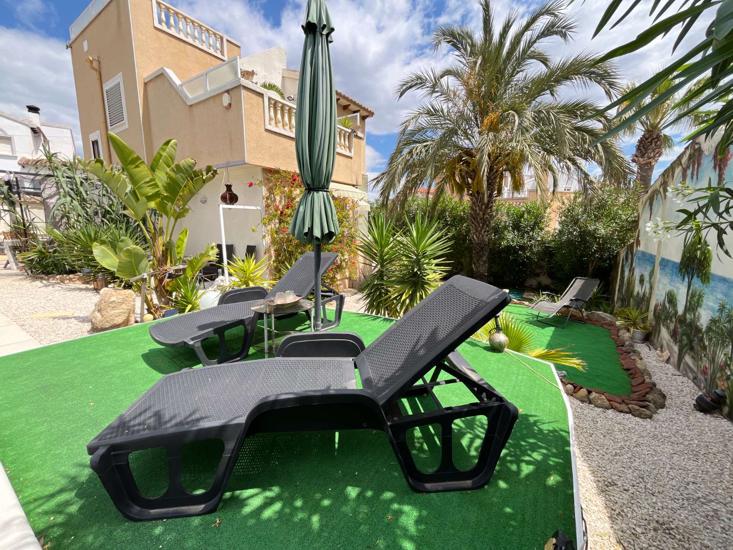 Exclusivo chalet independiente en parcela de 400 m² con piscina privada, apartamento independiente y vistas al mar