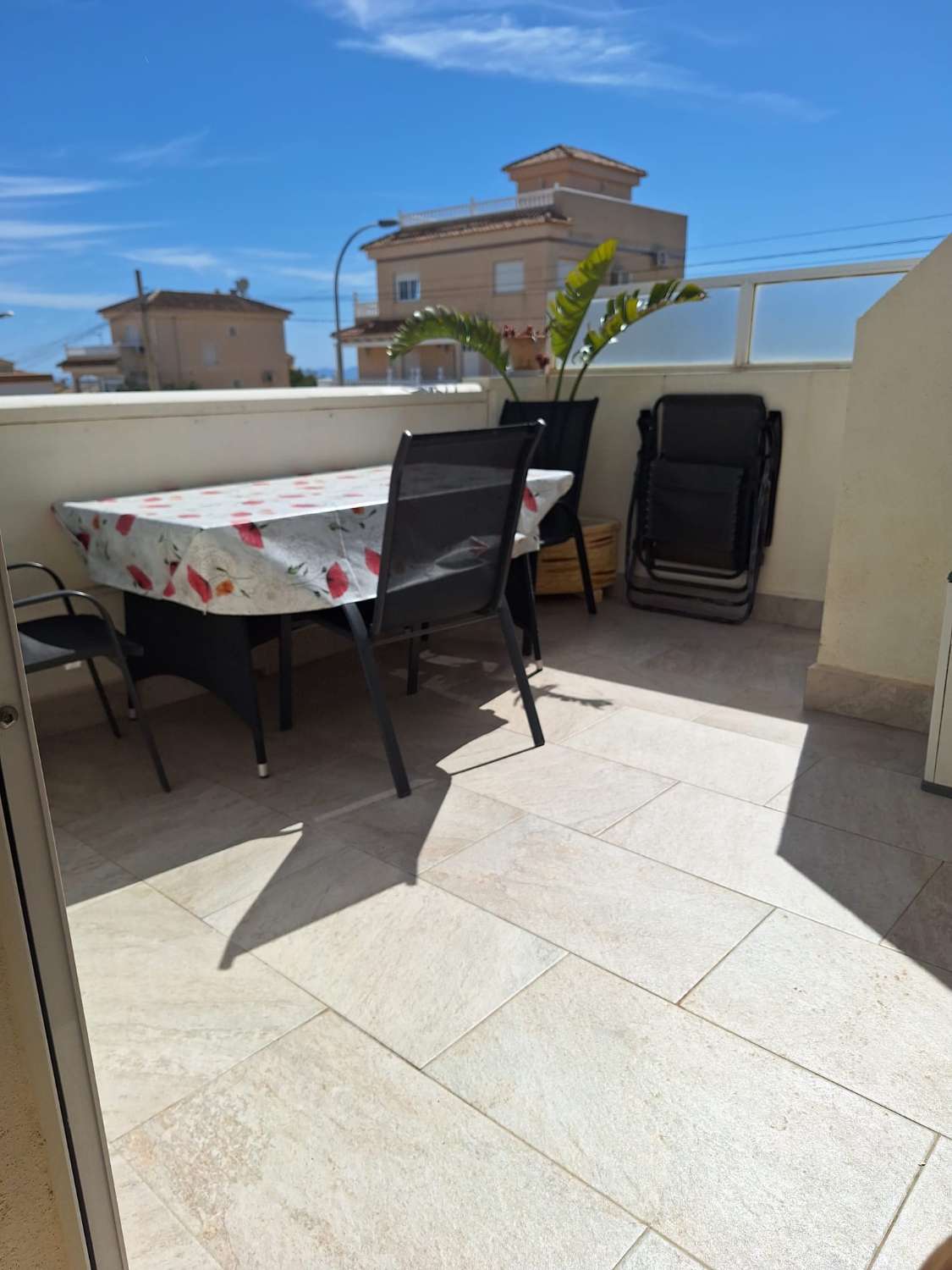 Exclusivo chalet independiente en parcela de 400 m² con piscina privada, apartamento independiente y vistas al mar