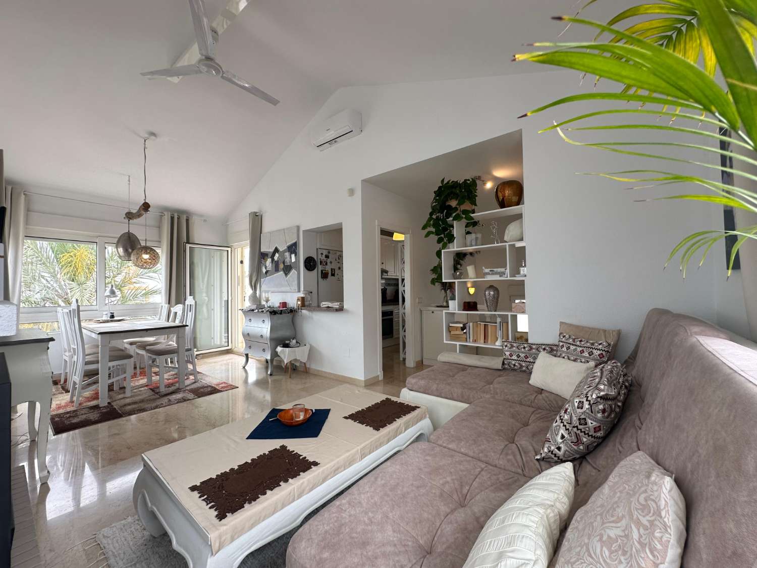 Exclusivo chalet independiente en parcela de 400 m² con piscina privada, apartamento independiente y vistas al mar