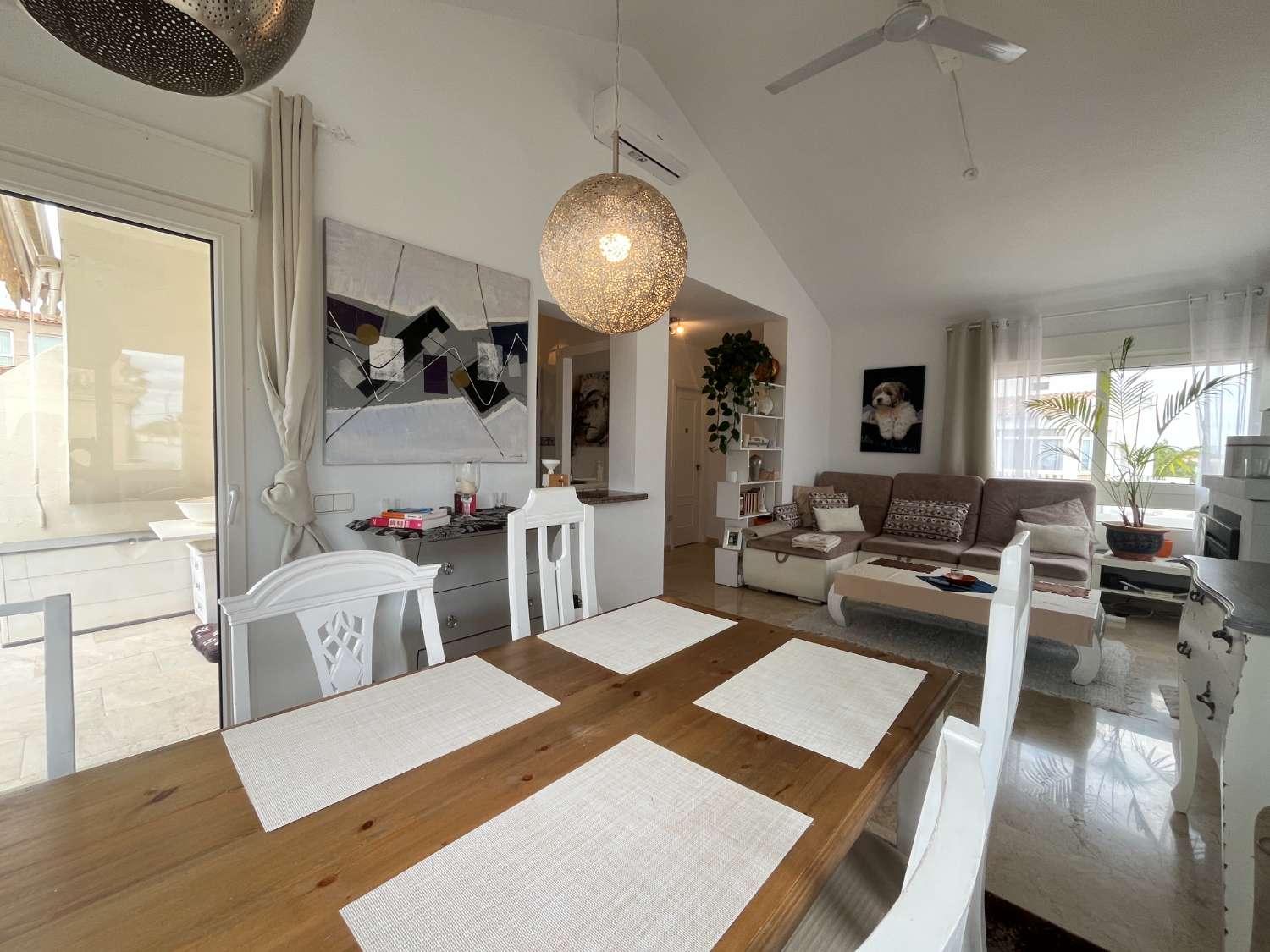 Exclusivo chalet independiente en parcela de 400 m² con piscina privada, apartamento independiente y vistas al mar
