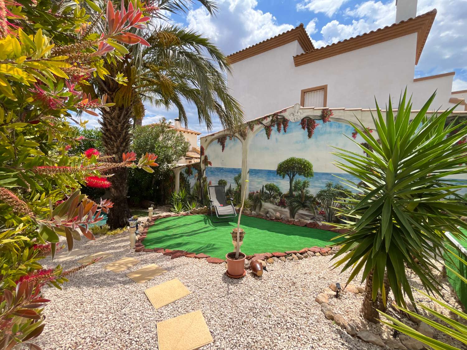 Exclusivo chalet independiente en parcela de 400 m² con piscina privada, apartamento independiente y vistas al mar