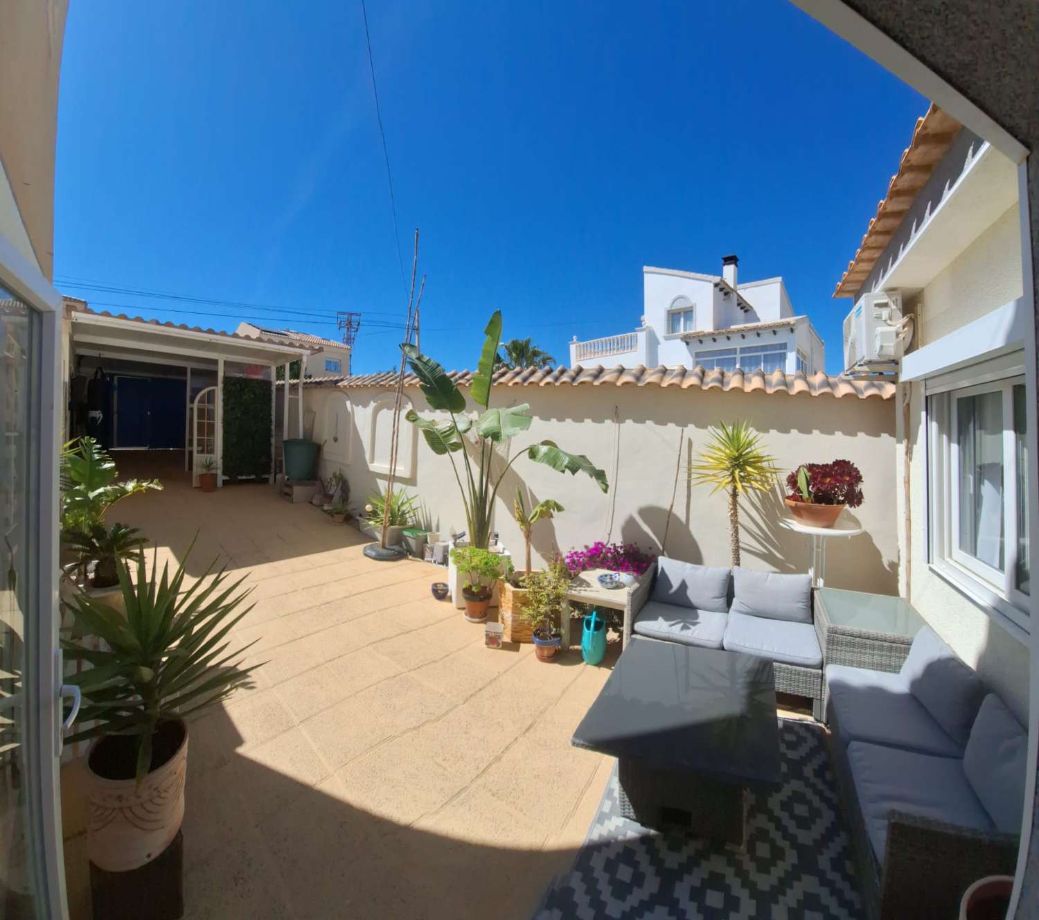 Exclusivo chalet independiente en parcela de 400 m² con piscina privada, apartamento independiente y vistas al mar